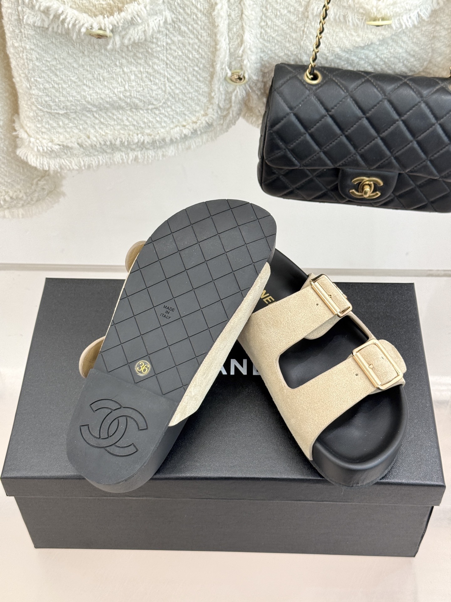 CHANE*｜小香经典双皮带扣双C厚底懒人拖鞋将法式优雅与松弛感完美交融。双皮带可调节设计贴合脚型金属双