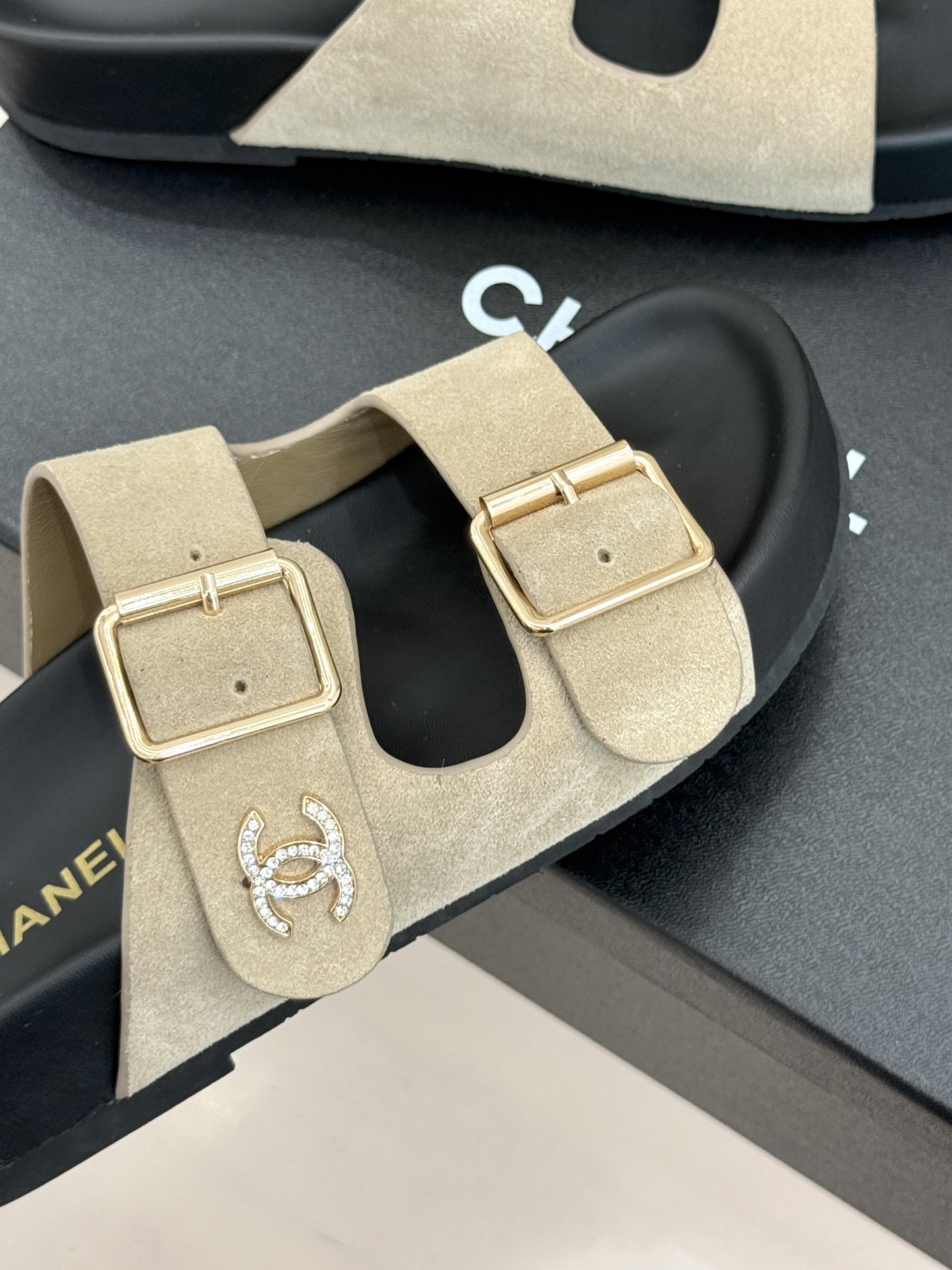 CHANE*｜小香经典双皮带扣双C厚底懒人拖鞋将法式优雅与松弛感完美交融。双皮带可调节设计贴合脚型金属双