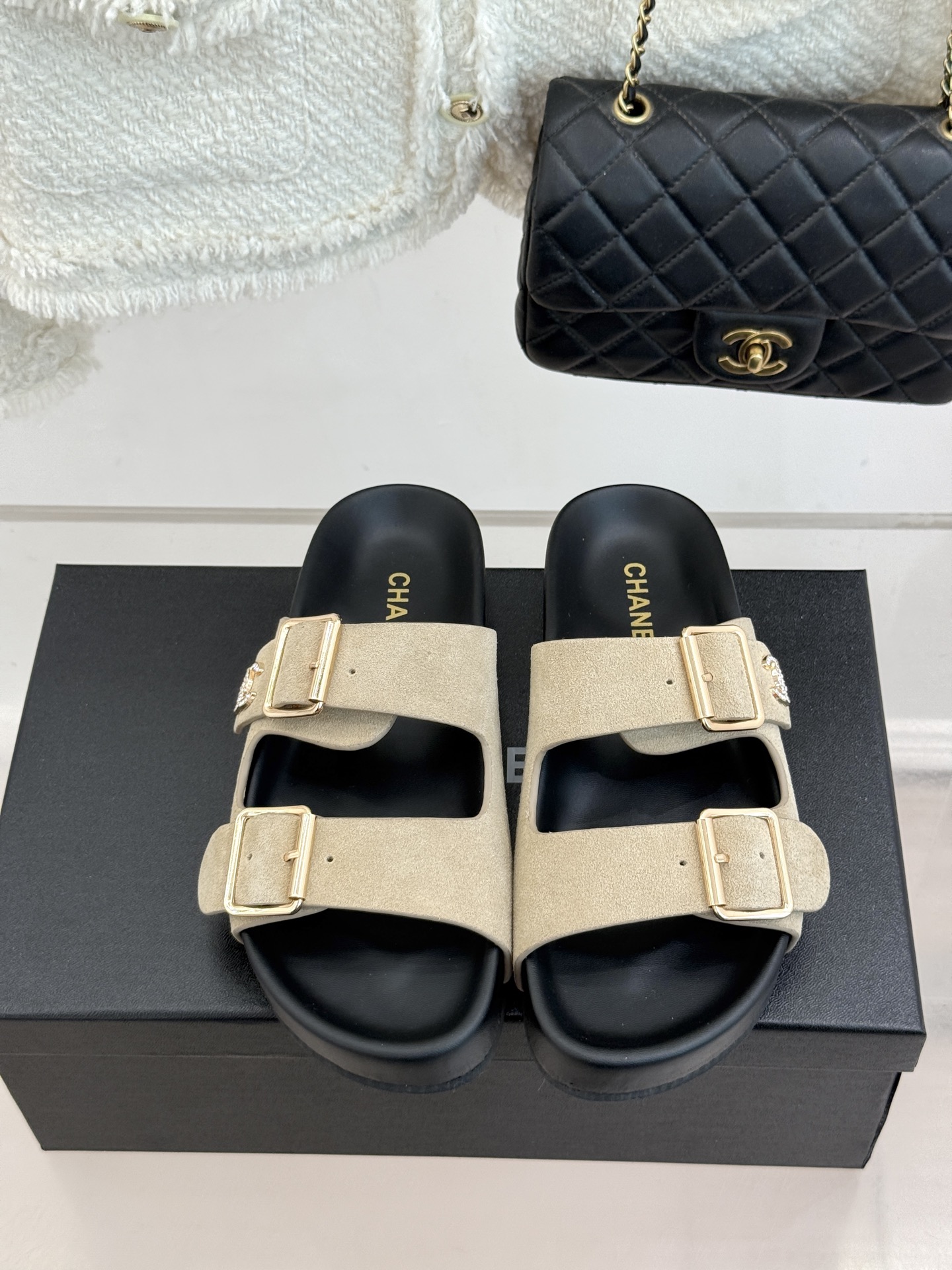 CHANE*｜小香经典双皮带扣双C厚底懒人拖鞋将法式优雅与松弛感完美交融。双皮带可调节设计贴合脚型金属双