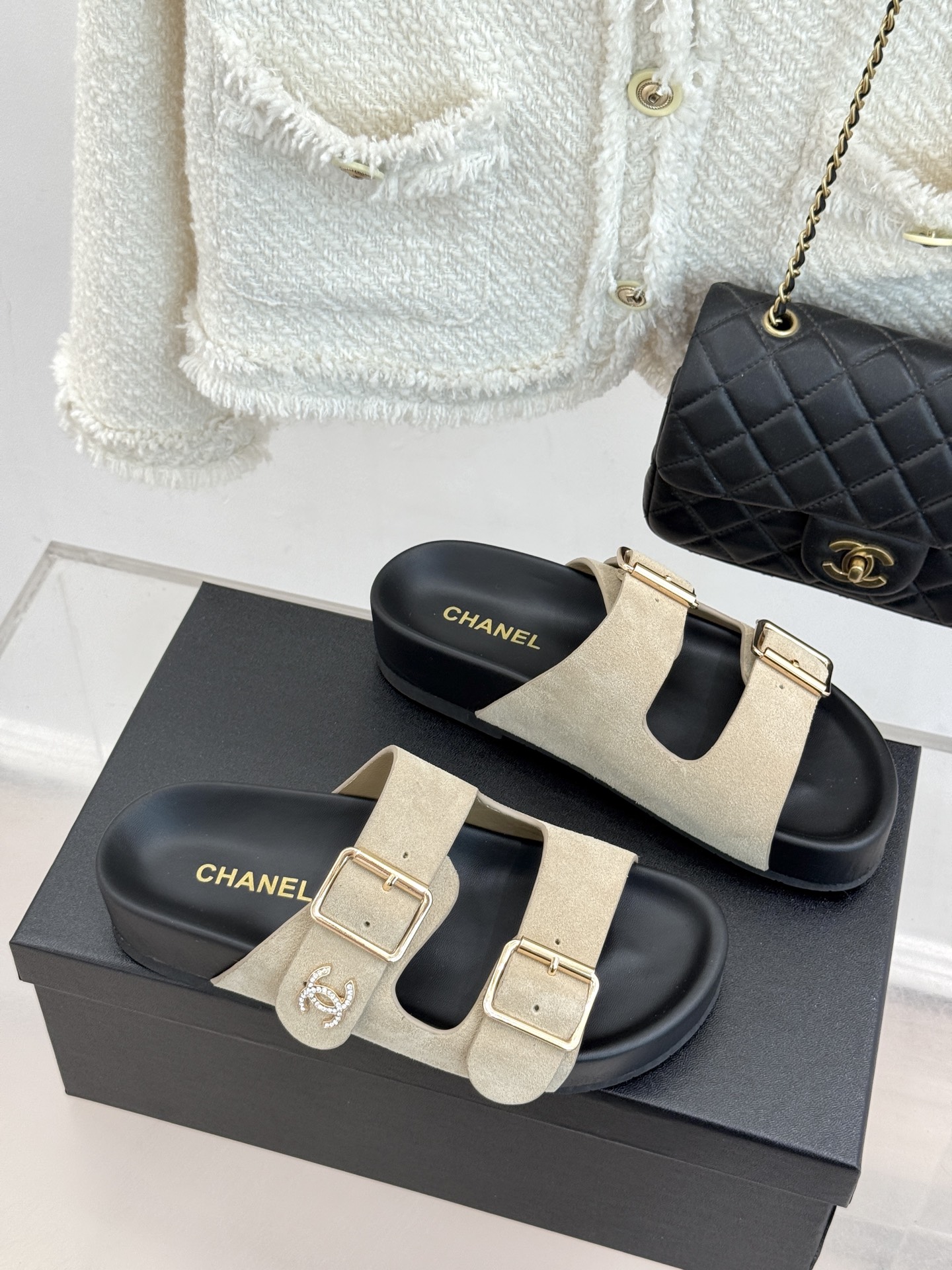 CHANE*｜小香经典双皮带扣双C厚底懒人拖鞋将法式优雅与松弛感完美交融。双皮带可调节设计贴合脚型金属双