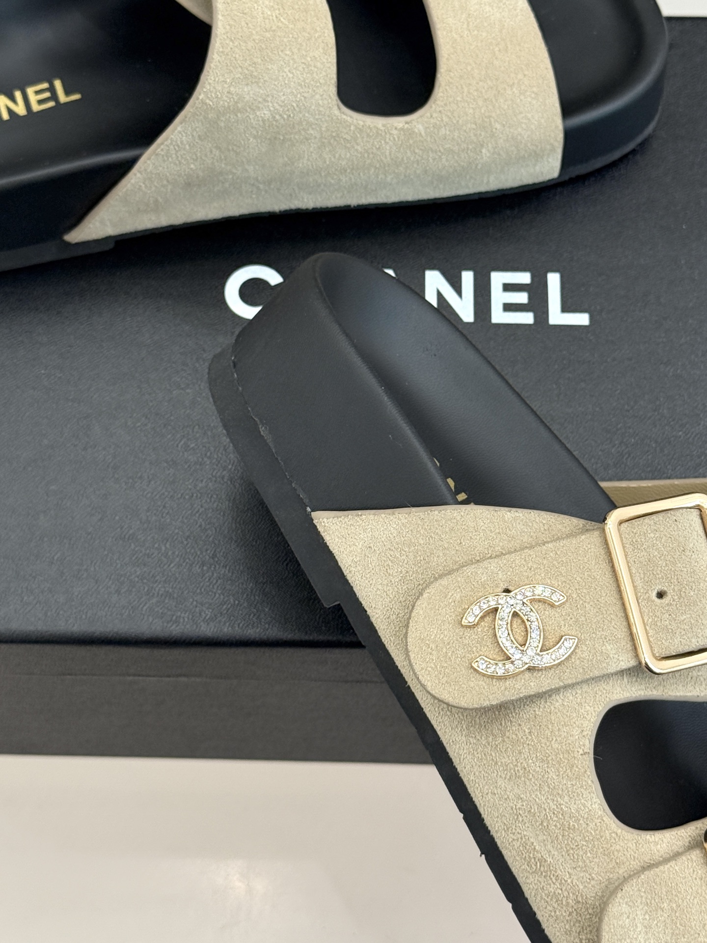 CHANE*｜小香经典双皮带扣双C厚底懒人拖鞋将法式优雅与松弛感完美交融。双皮带可调节设计贴合脚型金属双