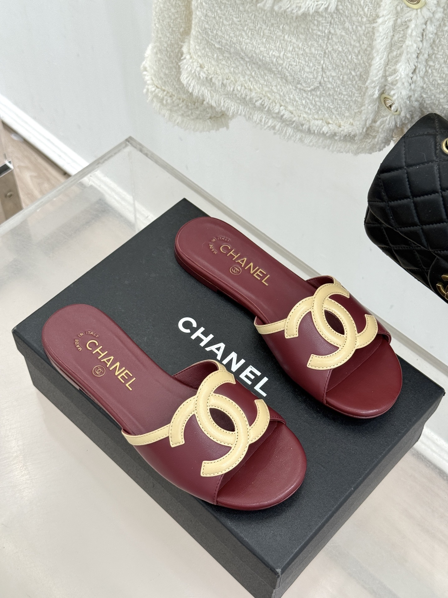 CHANE* ｜小香26S大双C镂空珍珠跟拖鞋以极简轮廓重启法式优雅。标志性大双C镂空设计 利落通透光影