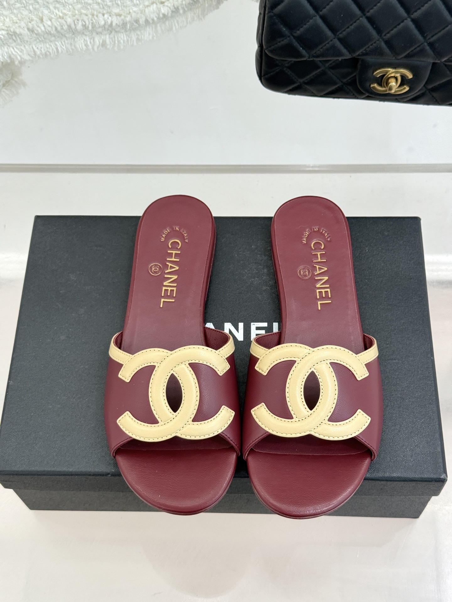 CHANE* ｜小香26S大双C镂空珍珠跟拖鞋以极简轮廓重启法式优雅。标志性大双C镂空设计 利落通透光影