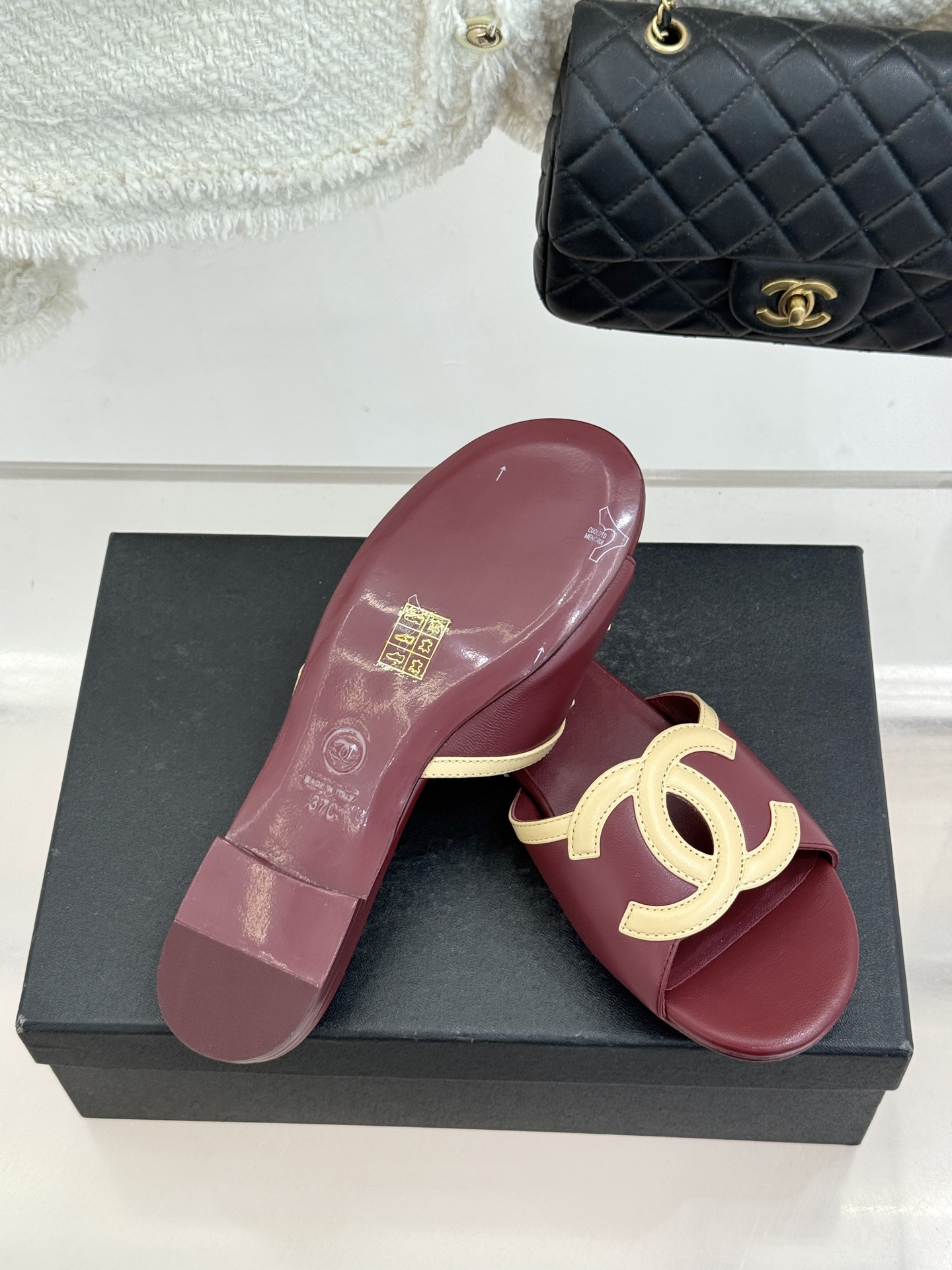 CHANE* ｜小香26S大双C镂空珍珠跟拖鞋以极简轮廓重启法式优雅。标志性大双C镂空设计 利落通透光影