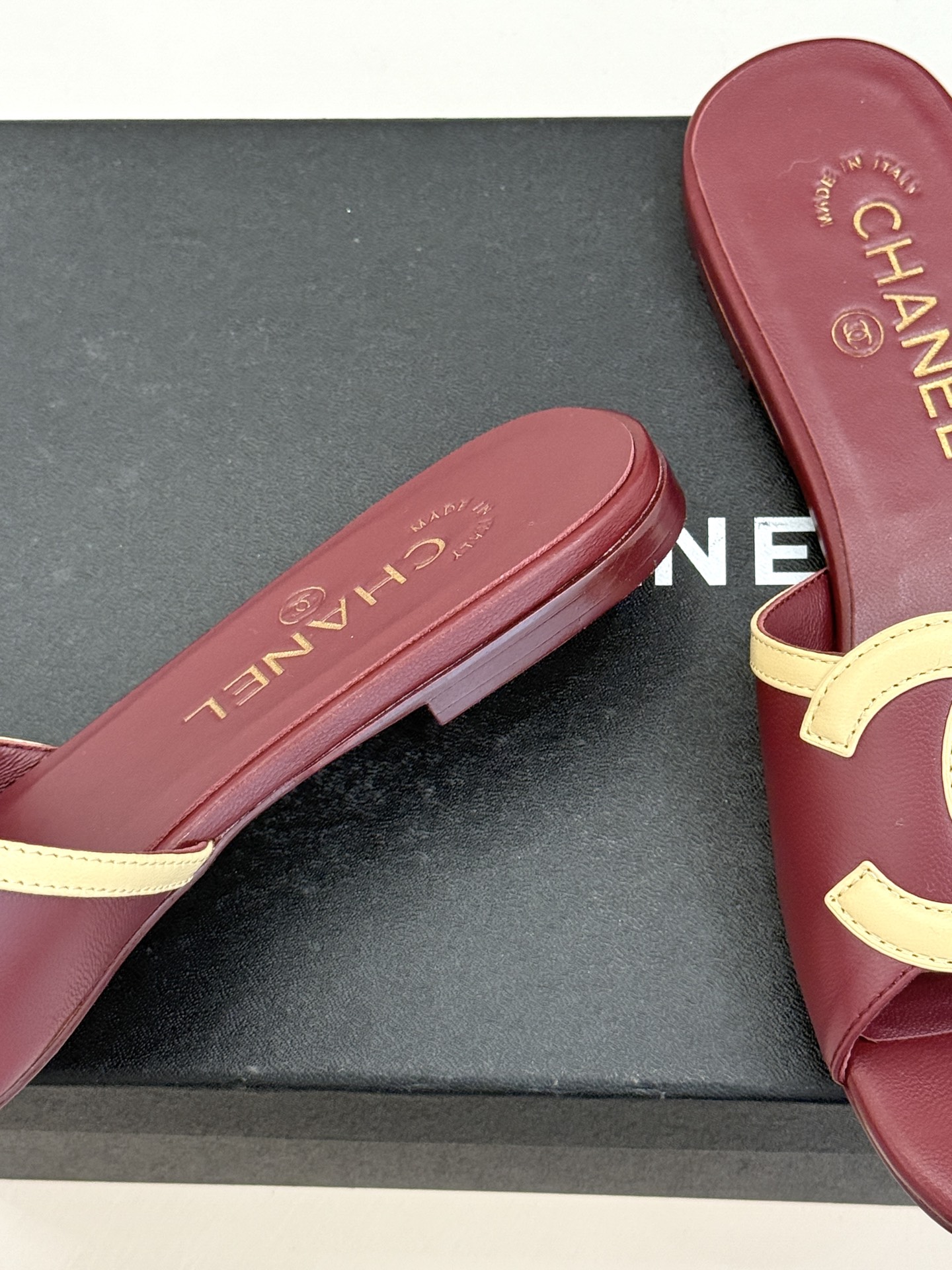 CHANE* ｜小香26S大双C镂空珍珠跟拖鞋以极简轮廓重启法式优雅。标志性大双C镂空设计 利落通透光影