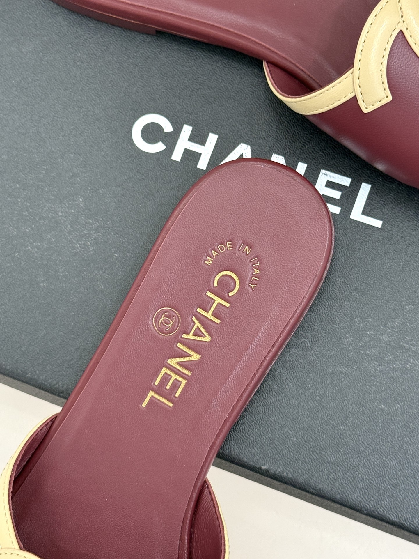 CHANE* ｜小香26S大双C镂空珍珠跟拖鞋以极简轮廓重启法式优雅。标志性大双C镂空设计 利落通透光影