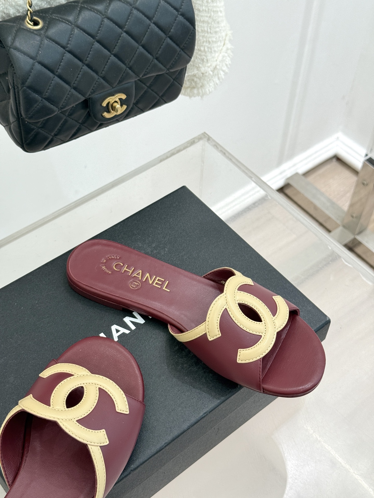 CHANE* ｜小香26S大双C镂空珍珠跟拖鞋以极简轮廓重启法式优雅。标志性大双C镂空设计 利落通透光影