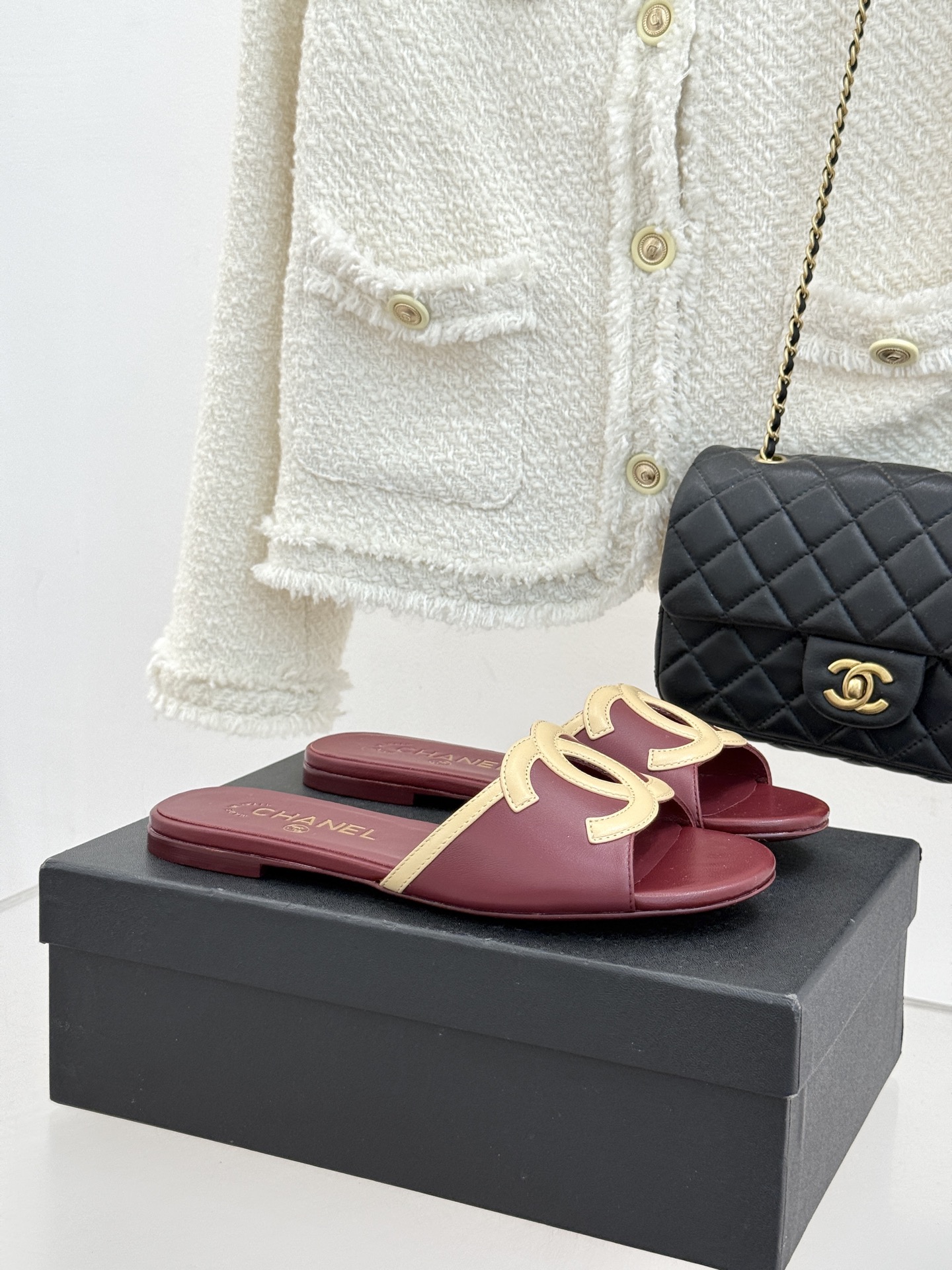 CHANE* ｜小香26S大双C镂空珍珠跟拖鞋以极简轮廓重启法式优雅。标志性大双C镂空设计 利落通透光影