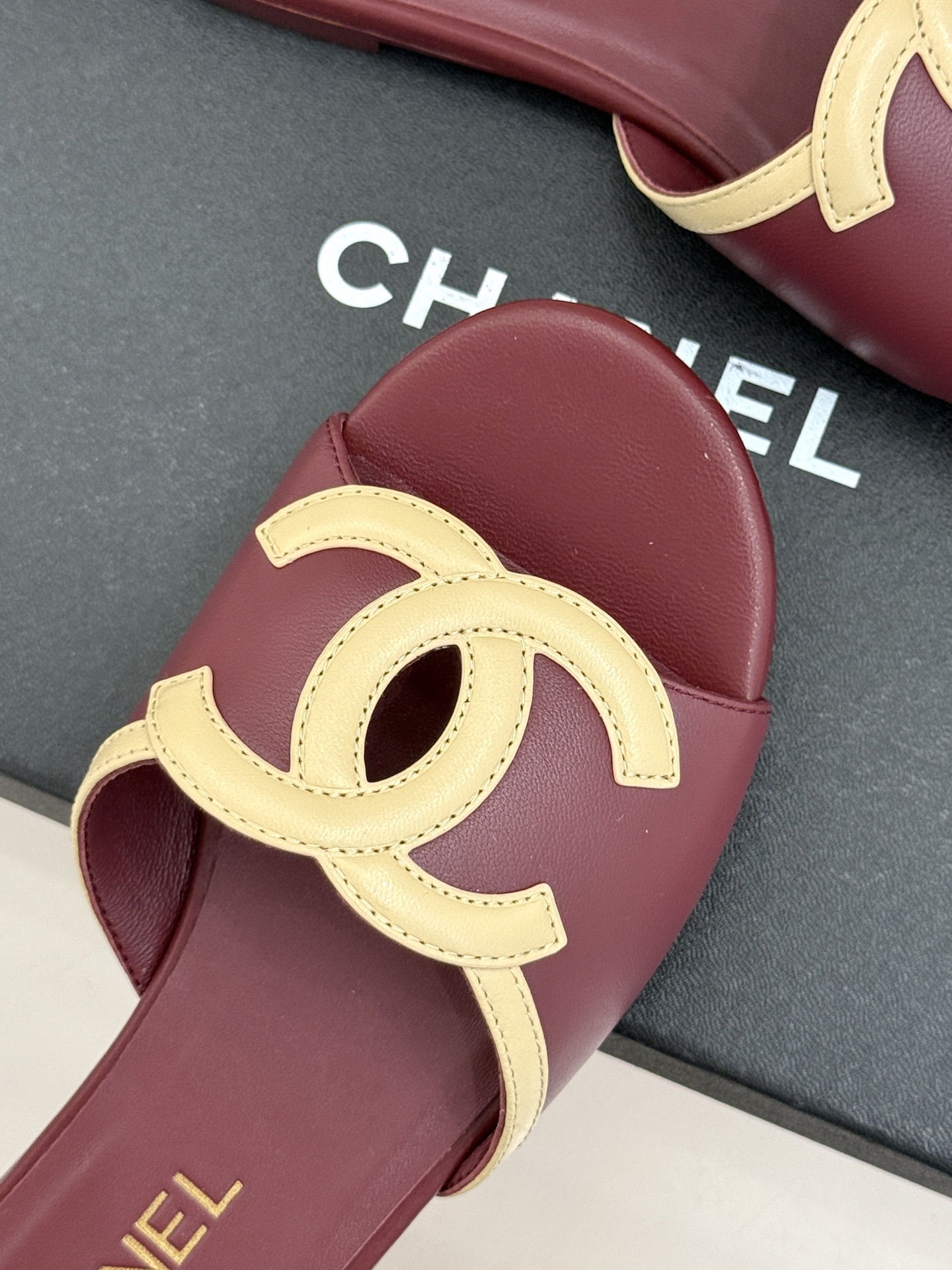 CHANE* ｜小香26S大双C镂空珍珠跟拖鞋以极简轮廓重启法式优雅。标志性大双C镂空设计 利落通透光影