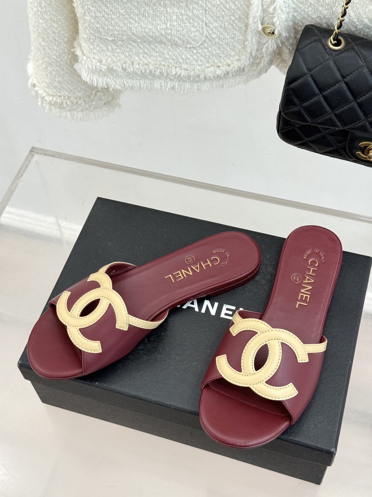 CHANE* ｜小香26S大双C镂空珍珠跟拖鞋以极简轮廓重启法式优雅。标志性大双C镂空设计 利落通透光影