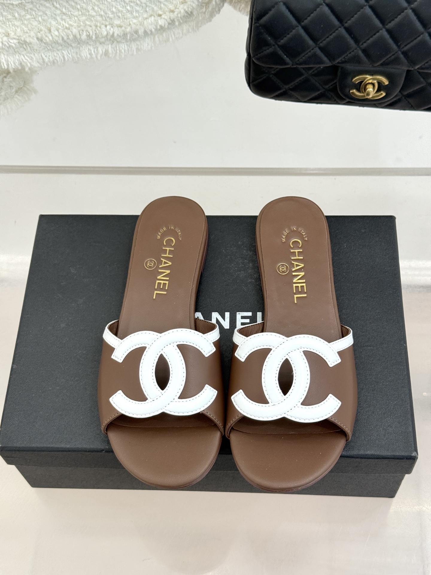 CHANE* ｜小香26S大双C镂空珍珠跟拖鞋以极简轮廓重启法式优雅。标志性大双C镂空设计 利落通透光影