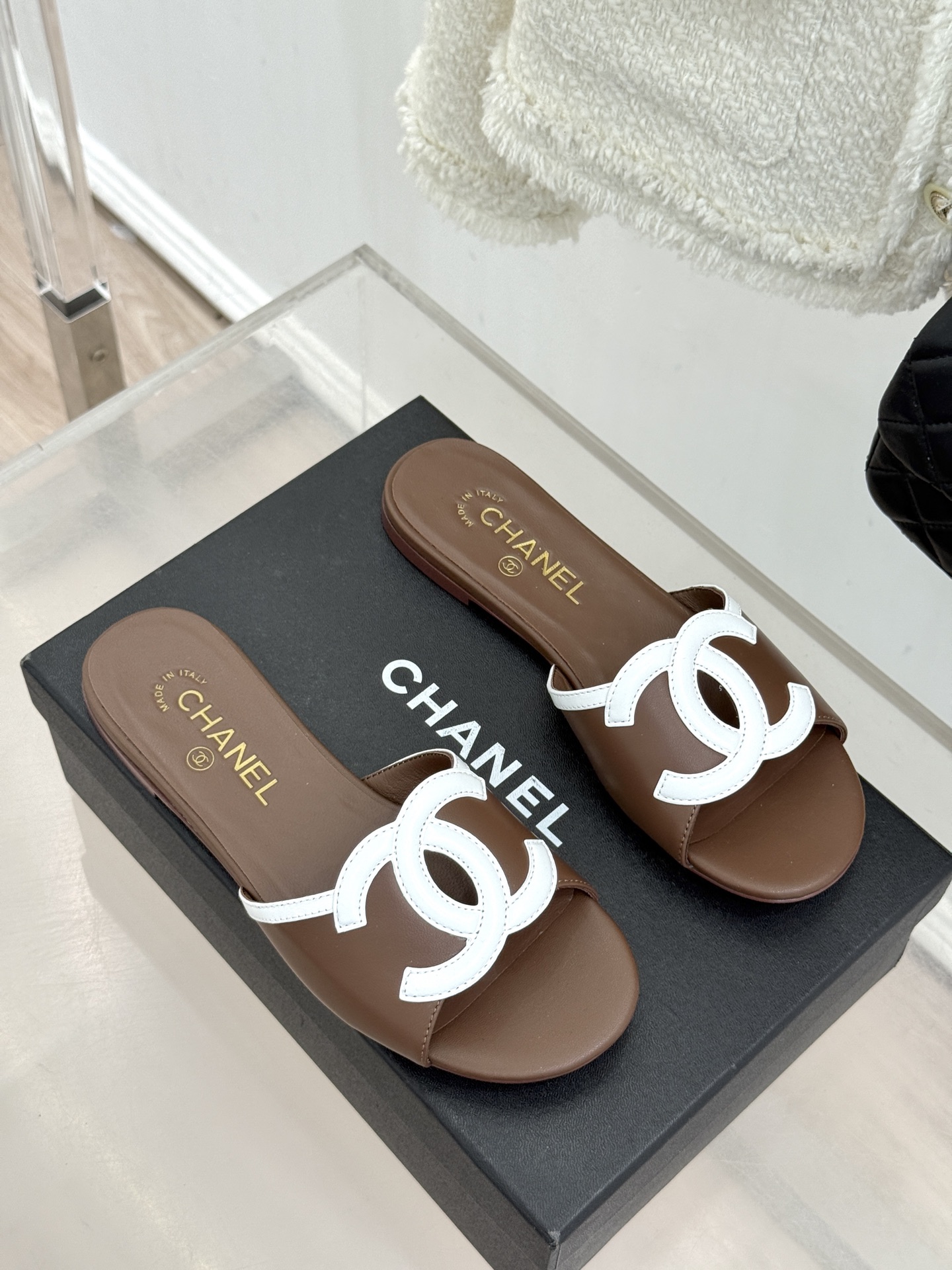 CHANE* ｜小香26S大双C镂空珍珠跟拖鞋以极简轮廓重启法式优雅。标志性大双C镂空设计 利落通透光影