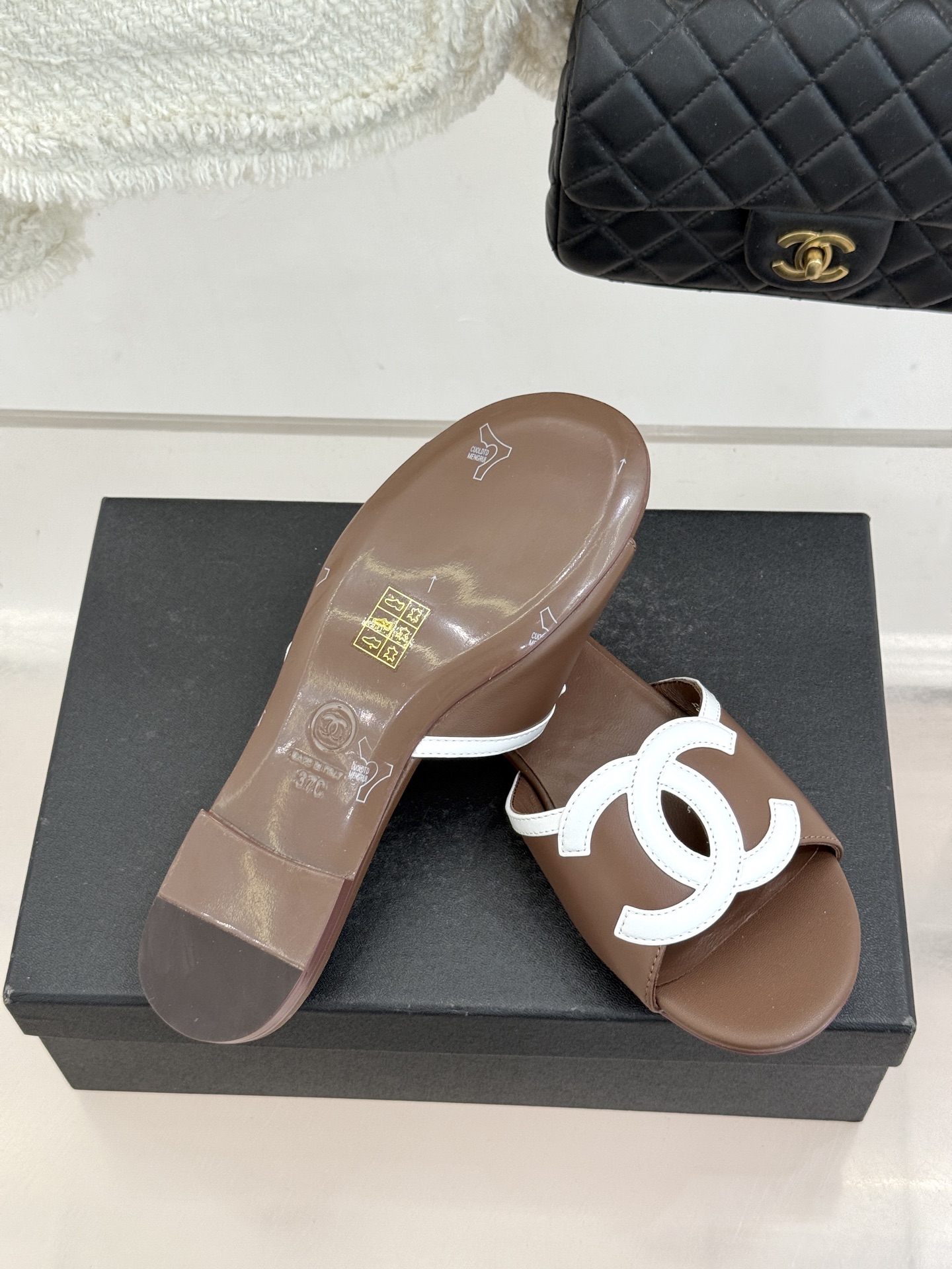 CHANE* ｜小香26S大双C镂空珍珠跟拖鞋以极简轮廓重启法式优雅。标志性大双C镂空设计 利落通透光影