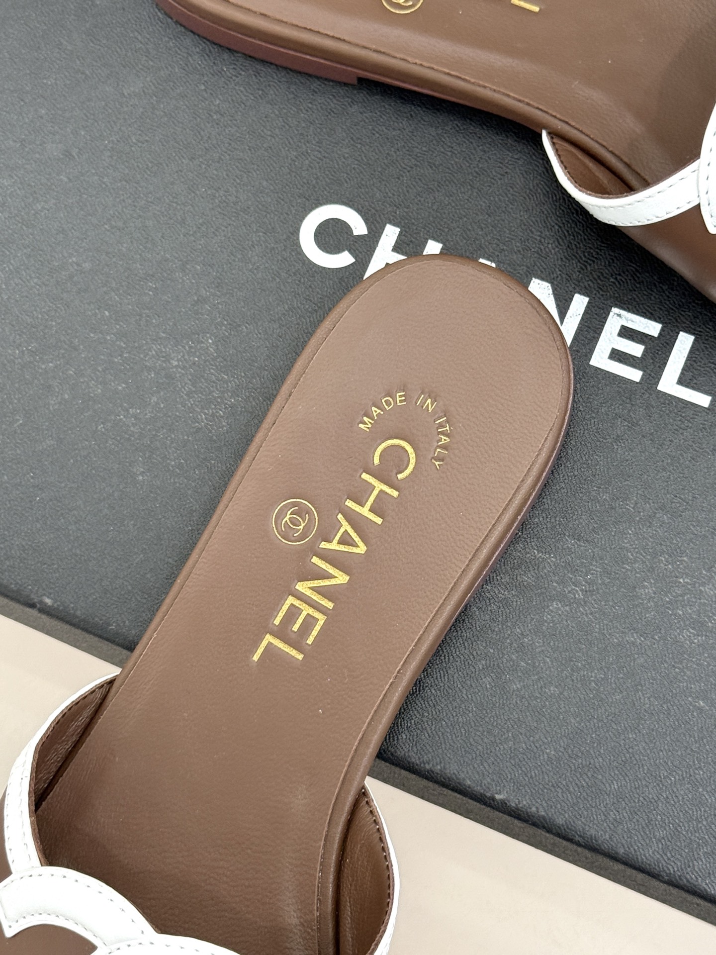 CHANE* ｜小香26S大双C镂空珍珠跟拖鞋以极简轮廓重启法式优雅。标志性大双C镂空设计 利落通透光影