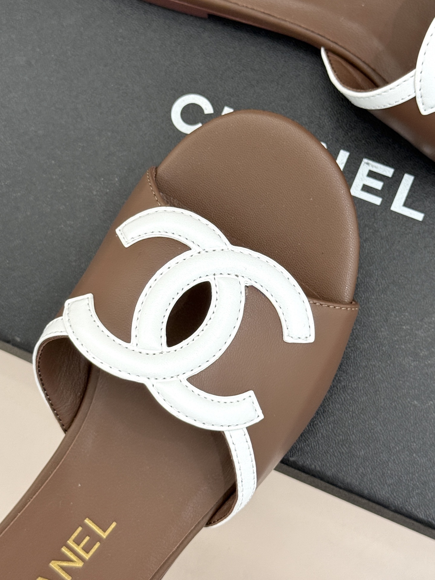 CHANE* ｜小香26S大双C镂空珍珠跟拖鞋以极简轮廓重启法式优雅。标志性大双C镂空设计 利落通透光影