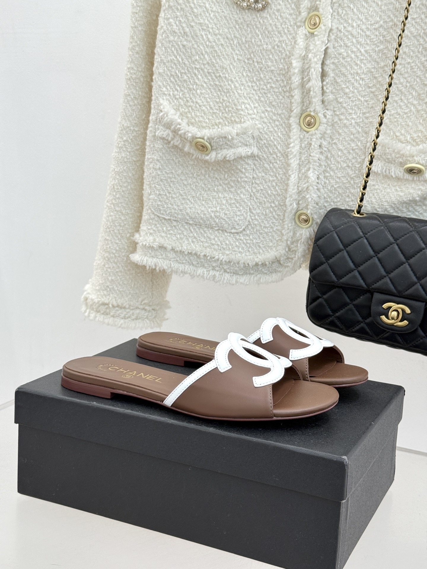 CHANE* ｜小香26S大双C镂空珍珠跟拖鞋以极简轮廓重启法式优雅。标志性大双C镂空设计 利落通透光影