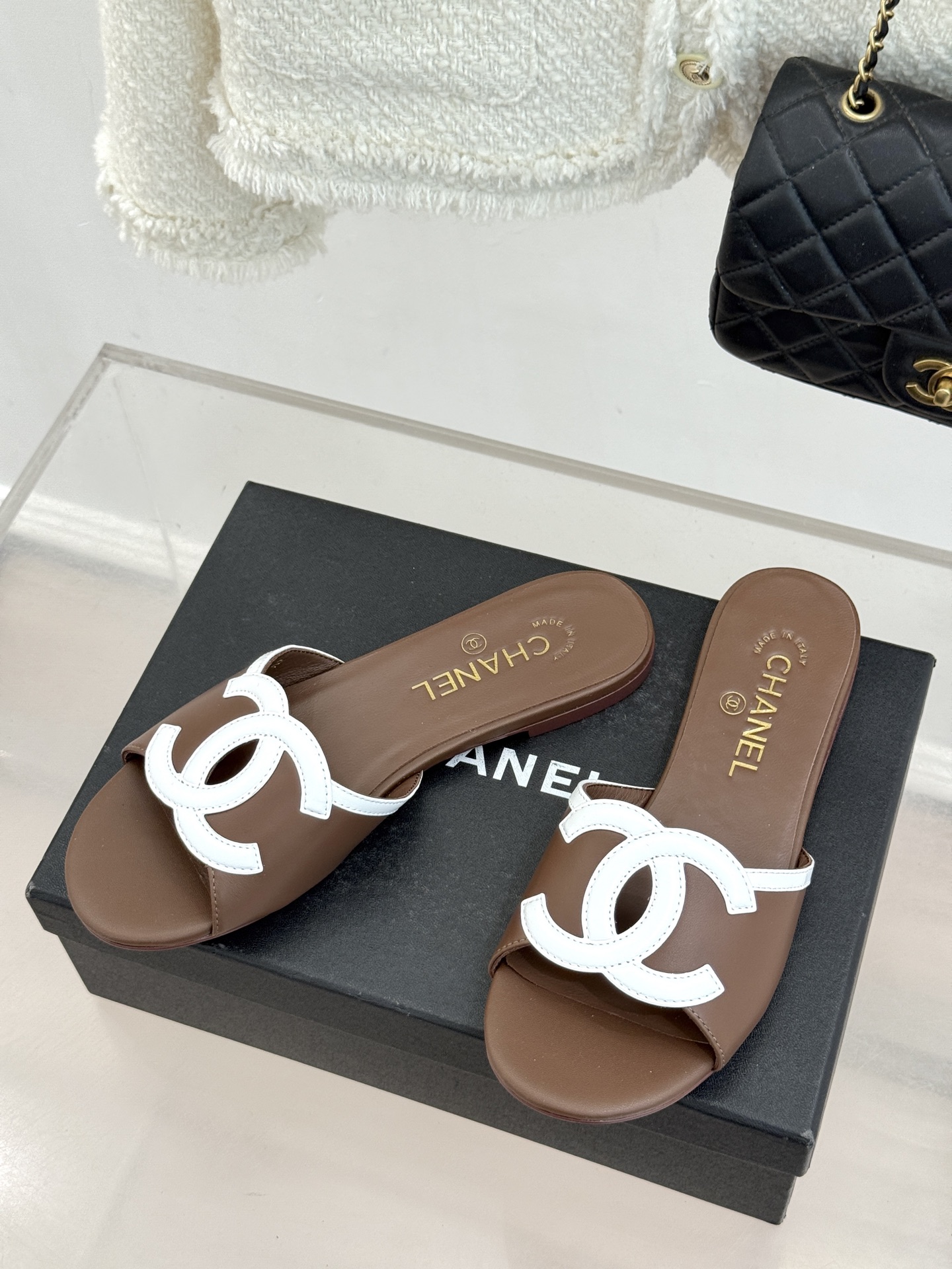 CHANE* ｜小香26S大双C镂空珍珠跟拖鞋以极简轮廓重启法式优雅。标志性大双C镂空设计 利落通透光影