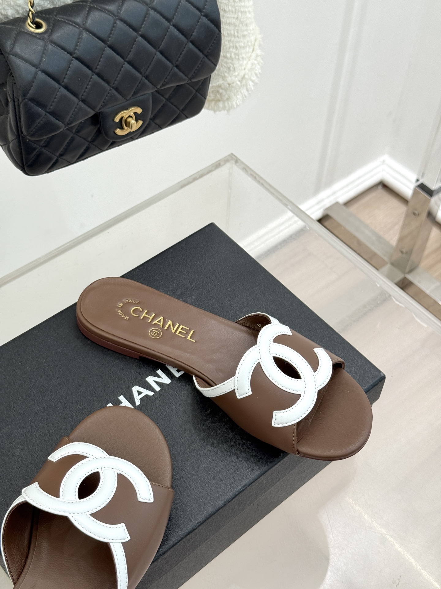 CHANE* ｜小香26S大双C镂空珍珠跟拖鞋以极简轮廓重启法式优雅。标志性大双C镂空设计 利落通透光影