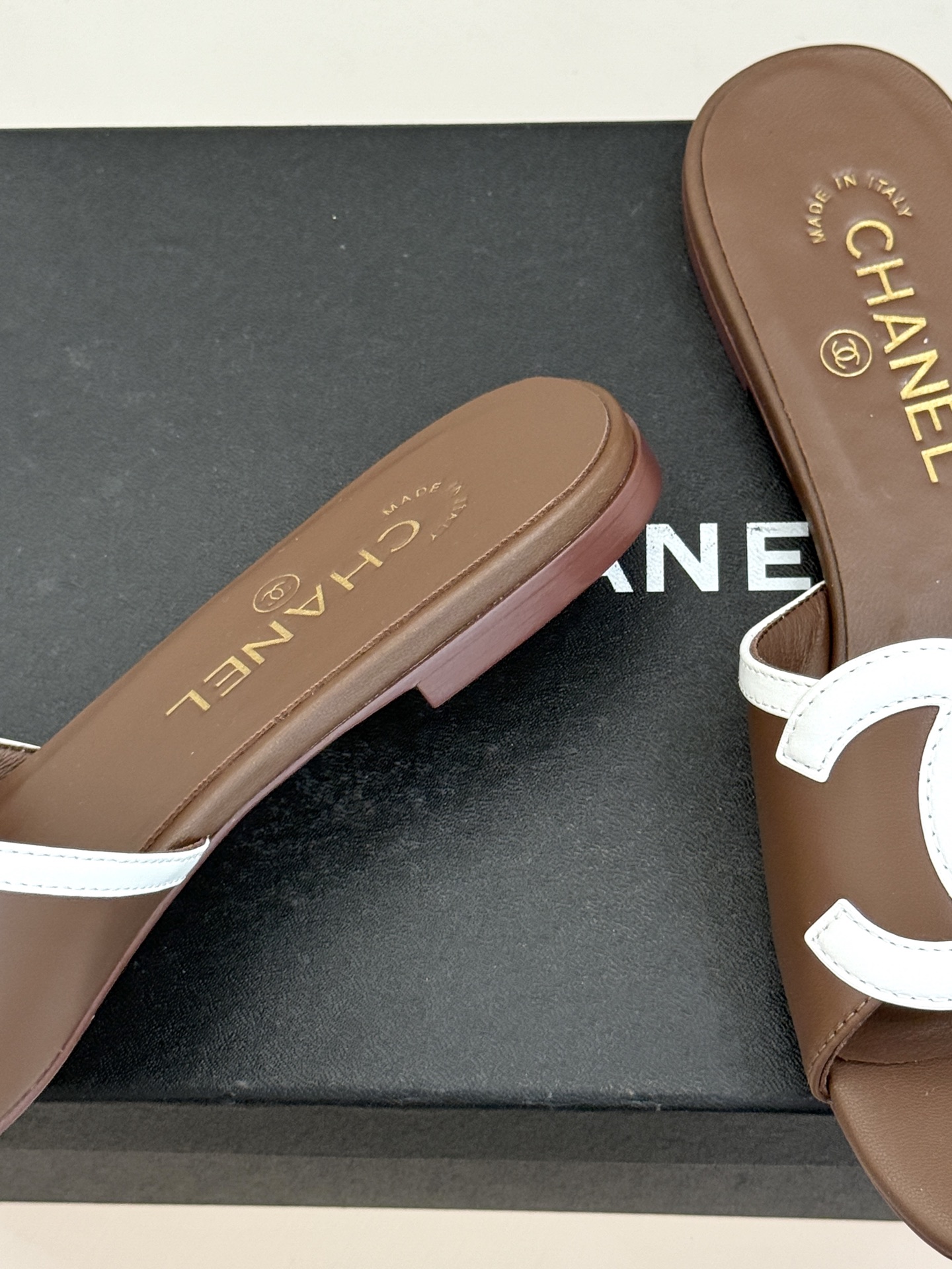 CHANE* ｜小香26S大双C镂空珍珠跟拖鞋以极简轮廓重启法式优雅。标志性大双C镂空设计 利落通透光影