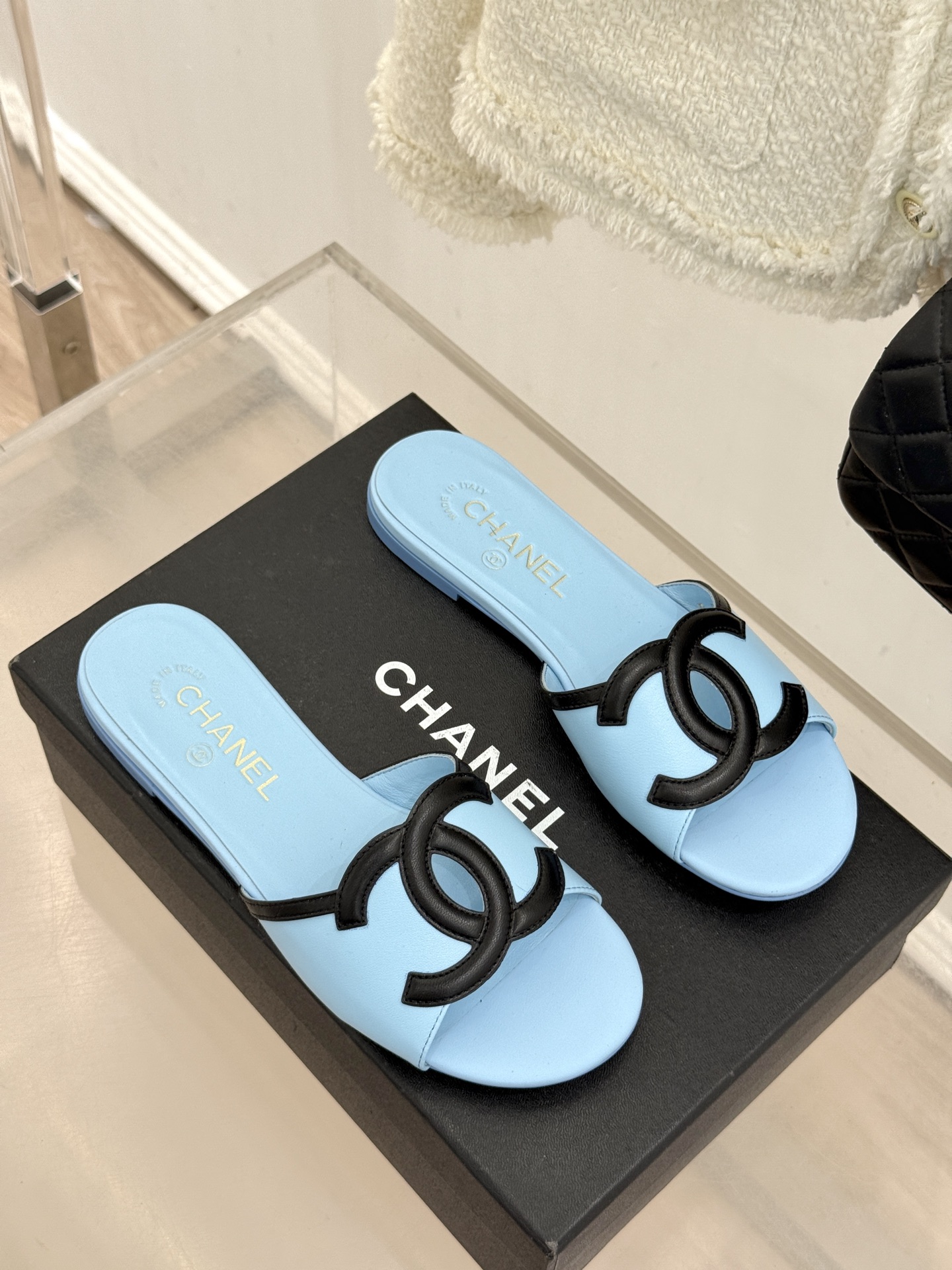 CHANE* ｜小香26S大双C镂空珍珠跟拖鞋以极简轮廓重启法式优雅。标志性大双C镂空设计 利落通透光影