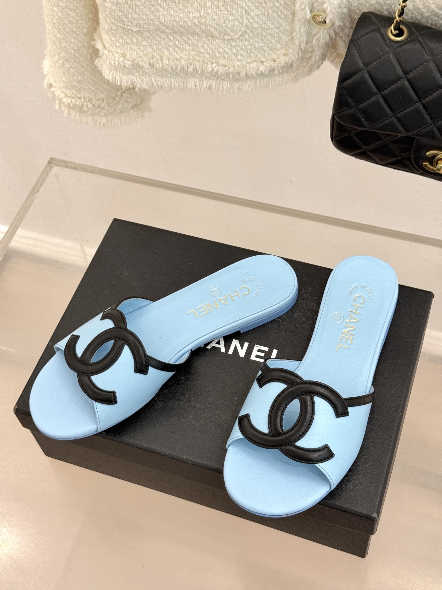 CHANE* ｜小香26S大双C镂空珍珠跟拖鞋以极简轮廓重启法式优雅。标志性大双C镂空设计 利落通透光影