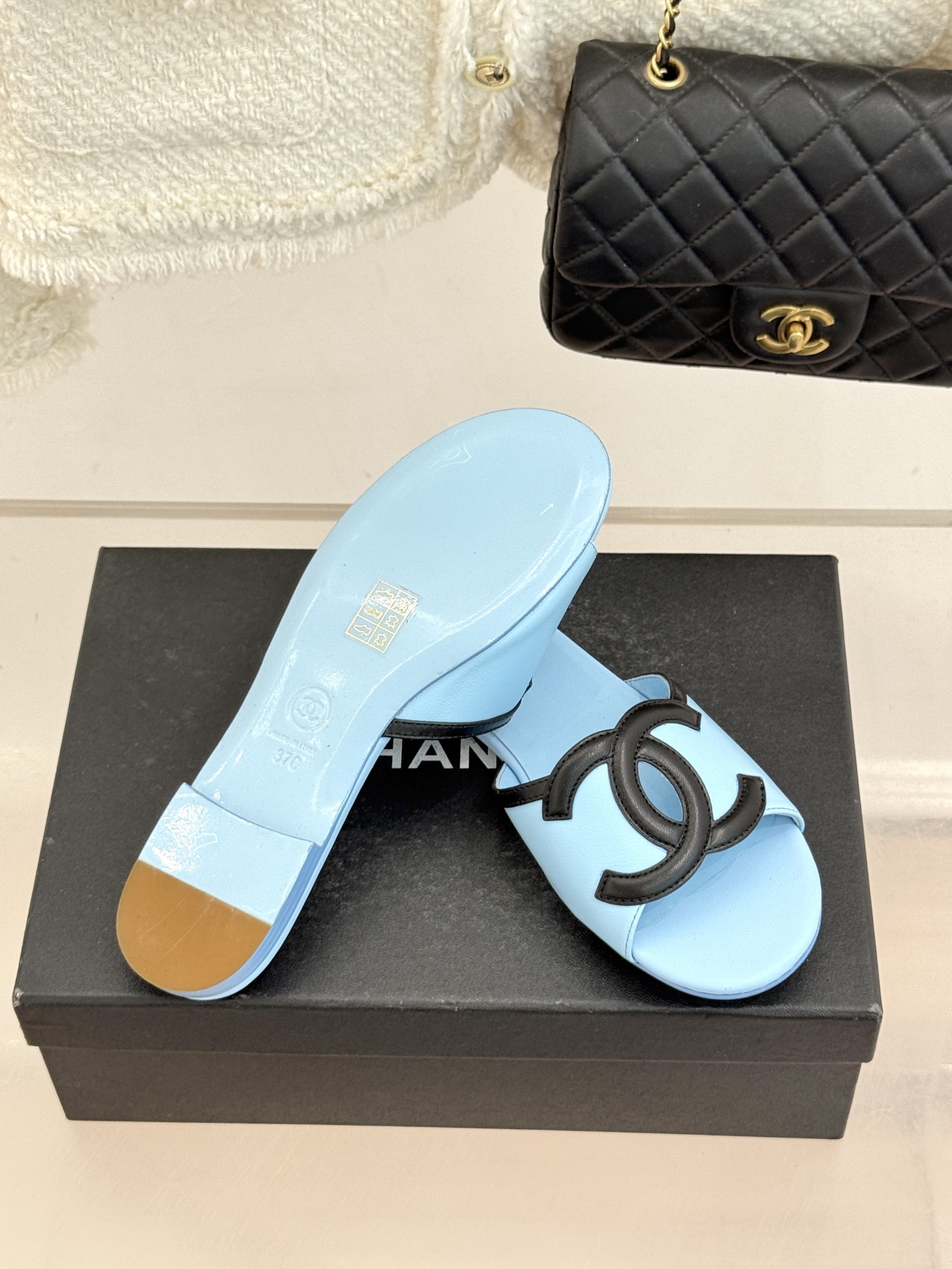 CHANE* ｜小香26S大双C镂空珍珠跟拖鞋以极简轮廓重启法式优雅。标志性大双C镂空设计 利落通透光影