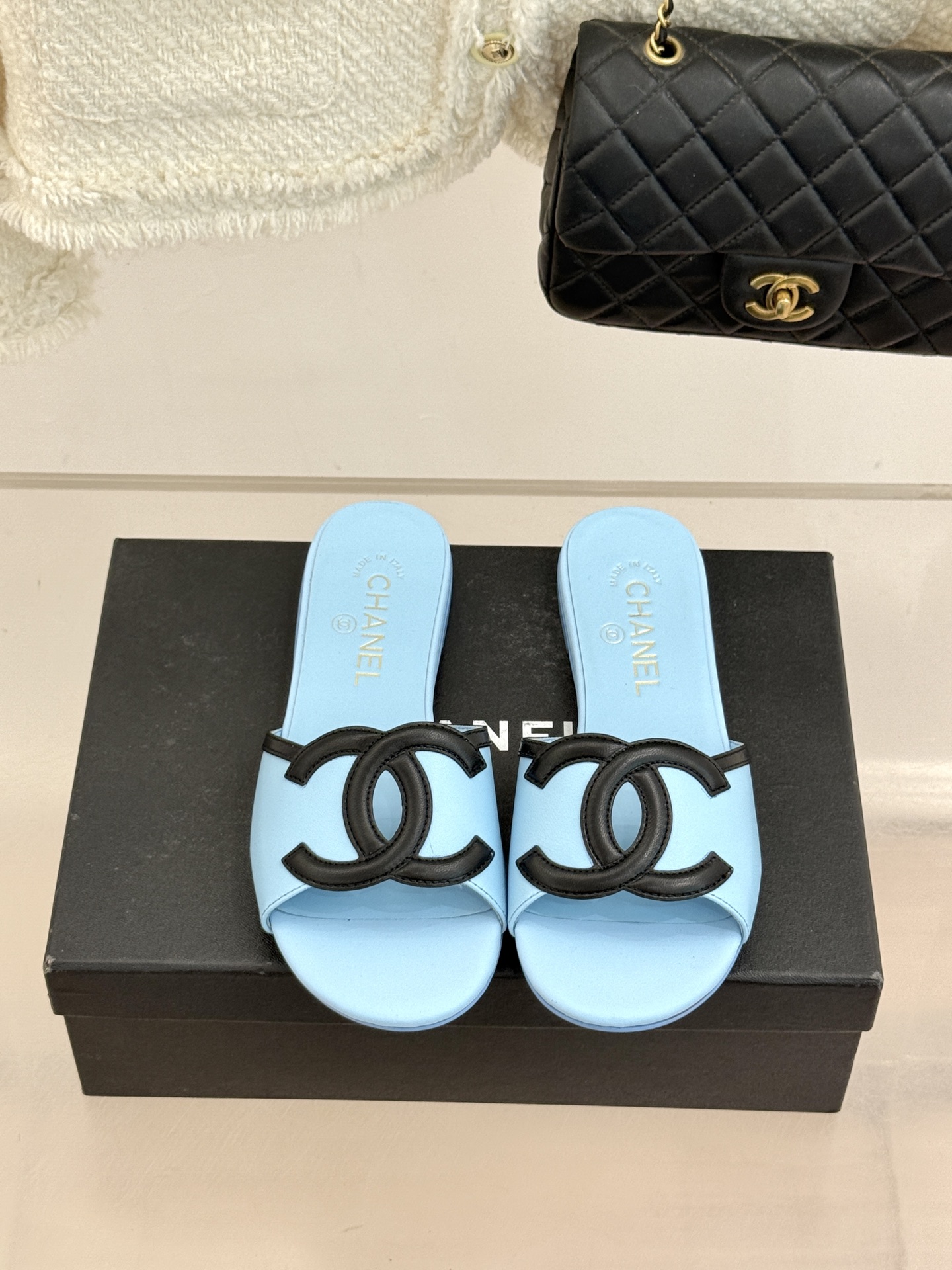 CHANE* ｜小香26S大双C镂空珍珠跟拖鞋以极简轮廓重启法式优雅。标志性大双C镂空设计 利落通透光影