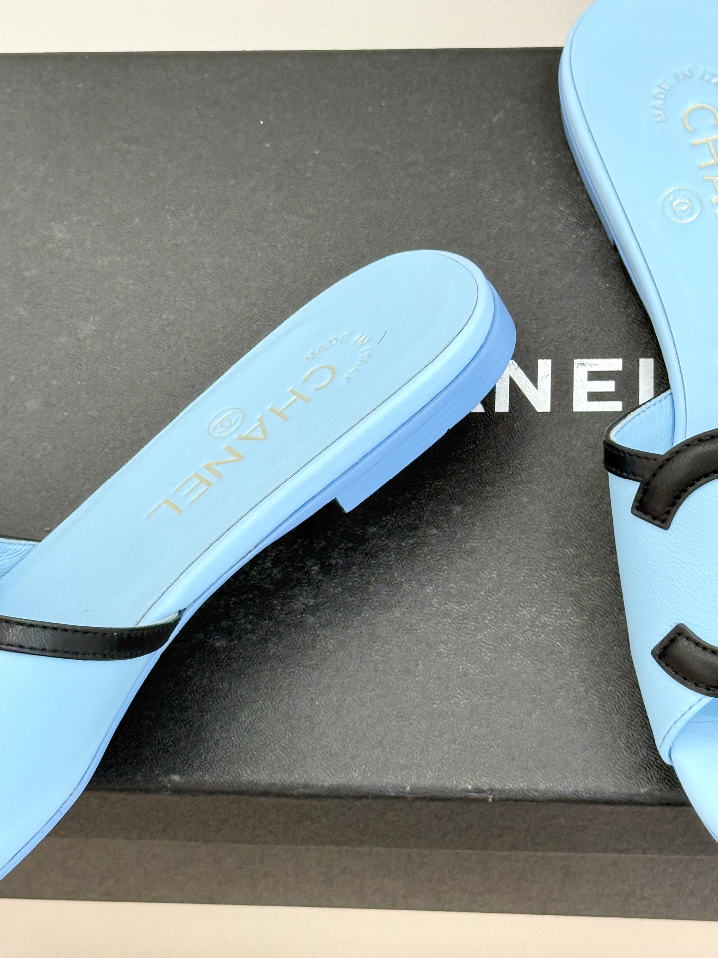 CHANE* ｜小香26S大双C镂空珍珠跟拖鞋以极简轮廓重启法式优雅。标志性大双C镂空设计 利落通透光影