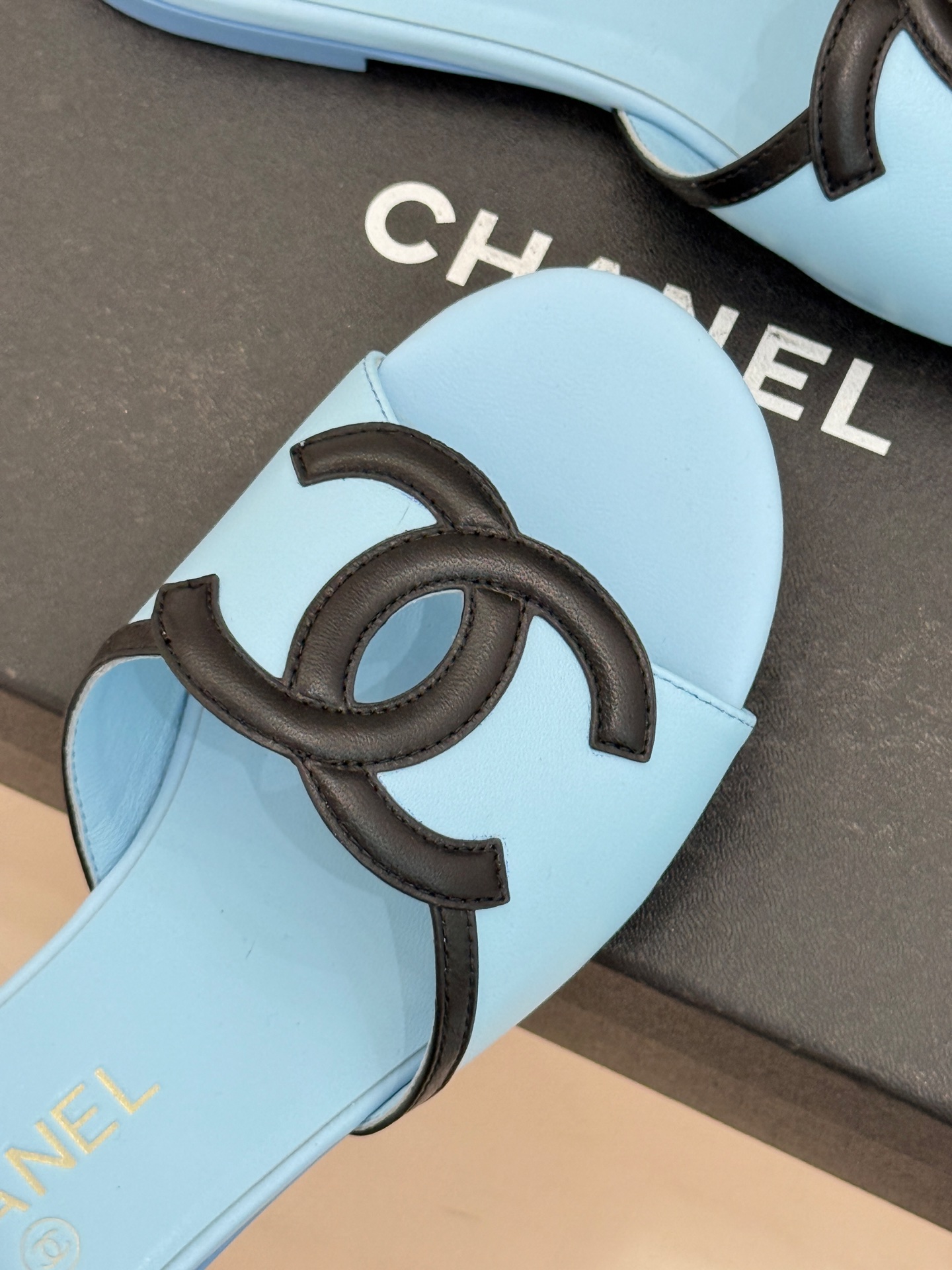 CHANE* ｜小香26S大双C镂空珍珠跟拖鞋以极简轮廓重启法式优雅。标志性大双C镂空设计 利落通透光影