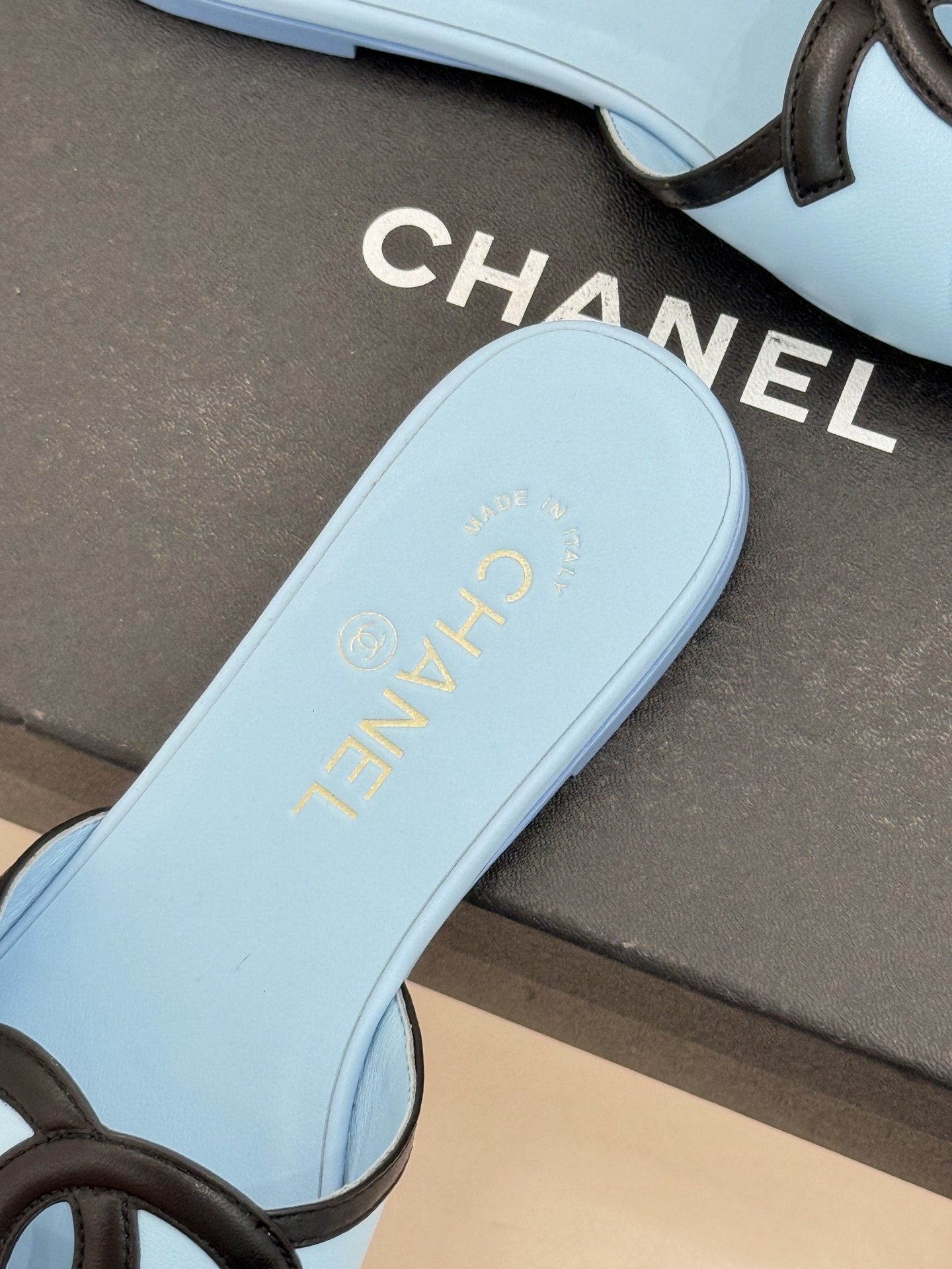 CHANE* ｜小香26S大双C镂空珍珠跟拖鞋以极简轮廓重启法式优雅。标志性大双C镂空设计 利落通透光影