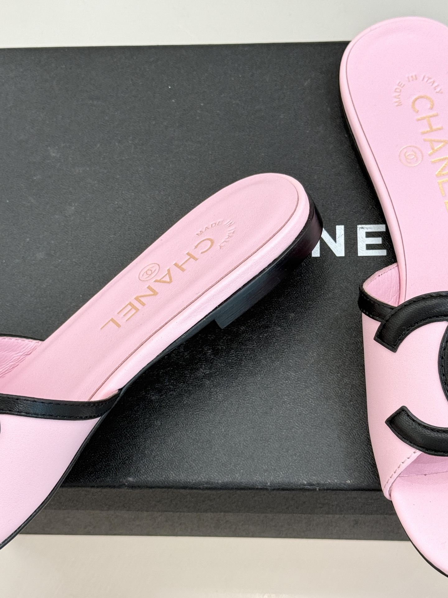 CHANE* ｜小香26S大双C镂空珍珠跟拖鞋以极简轮廓重启法式优雅。标志性大双C镂空设计 利落通透光影