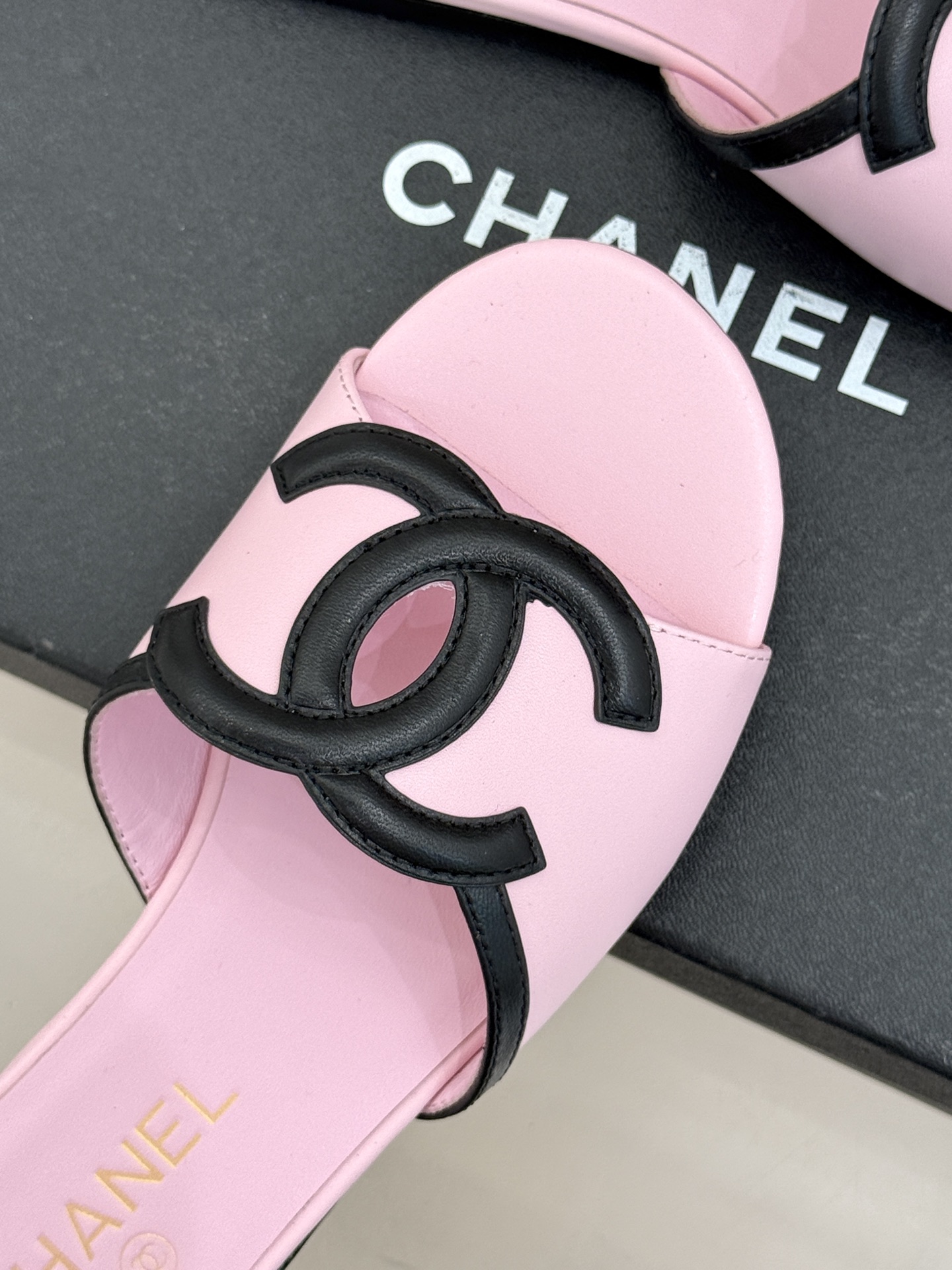 CHANE* ｜小香26S大双C镂空珍珠跟拖鞋以极简轮廓重启法式优雅。标志性大双C镂空设计 利落通透光影