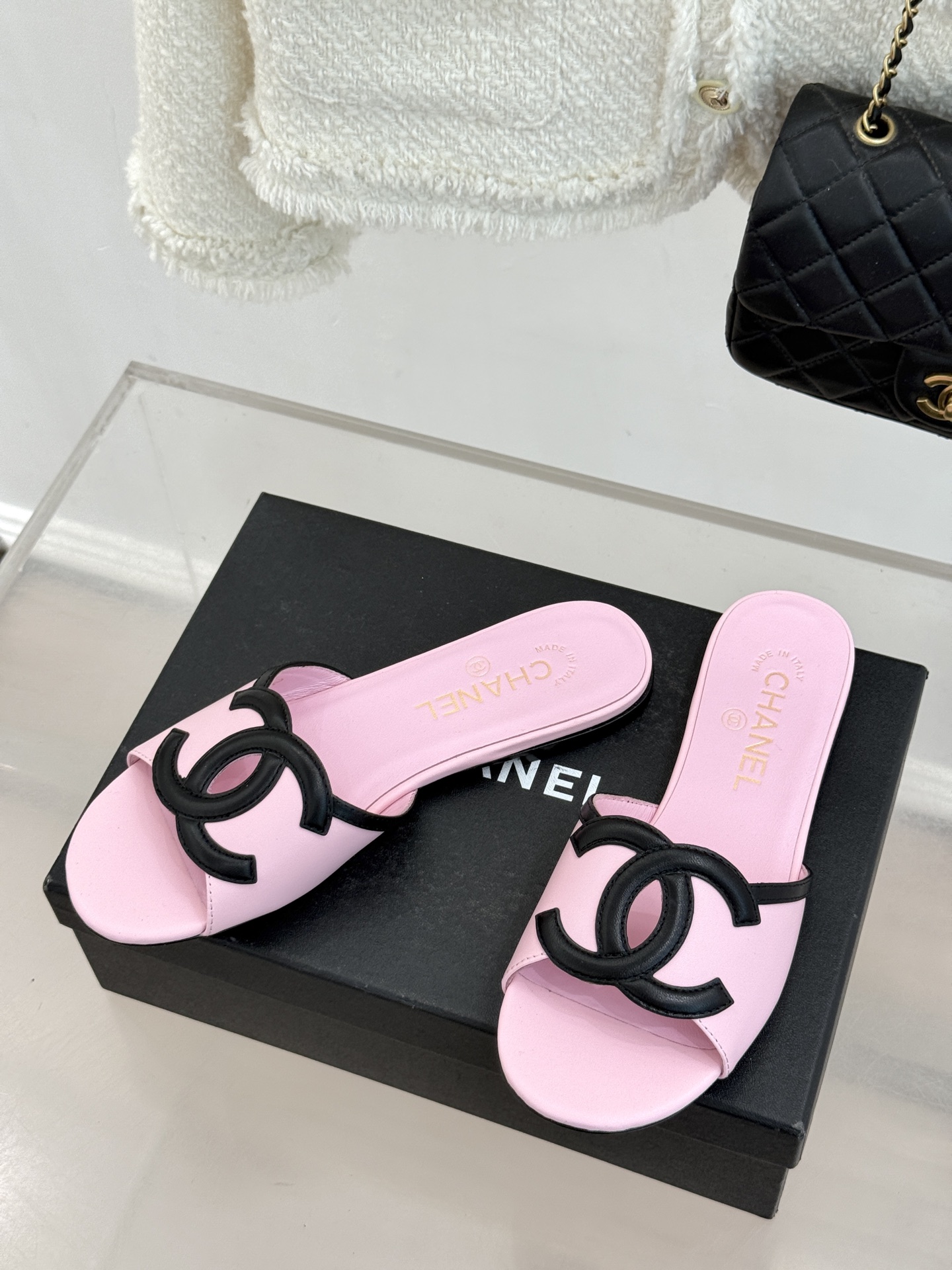 CHANE* ｜小香26S大双C镂空珍珠跟拖鞋以极简轮廓重启法式优雅。标志性大双C镂空设计 利落通透光影