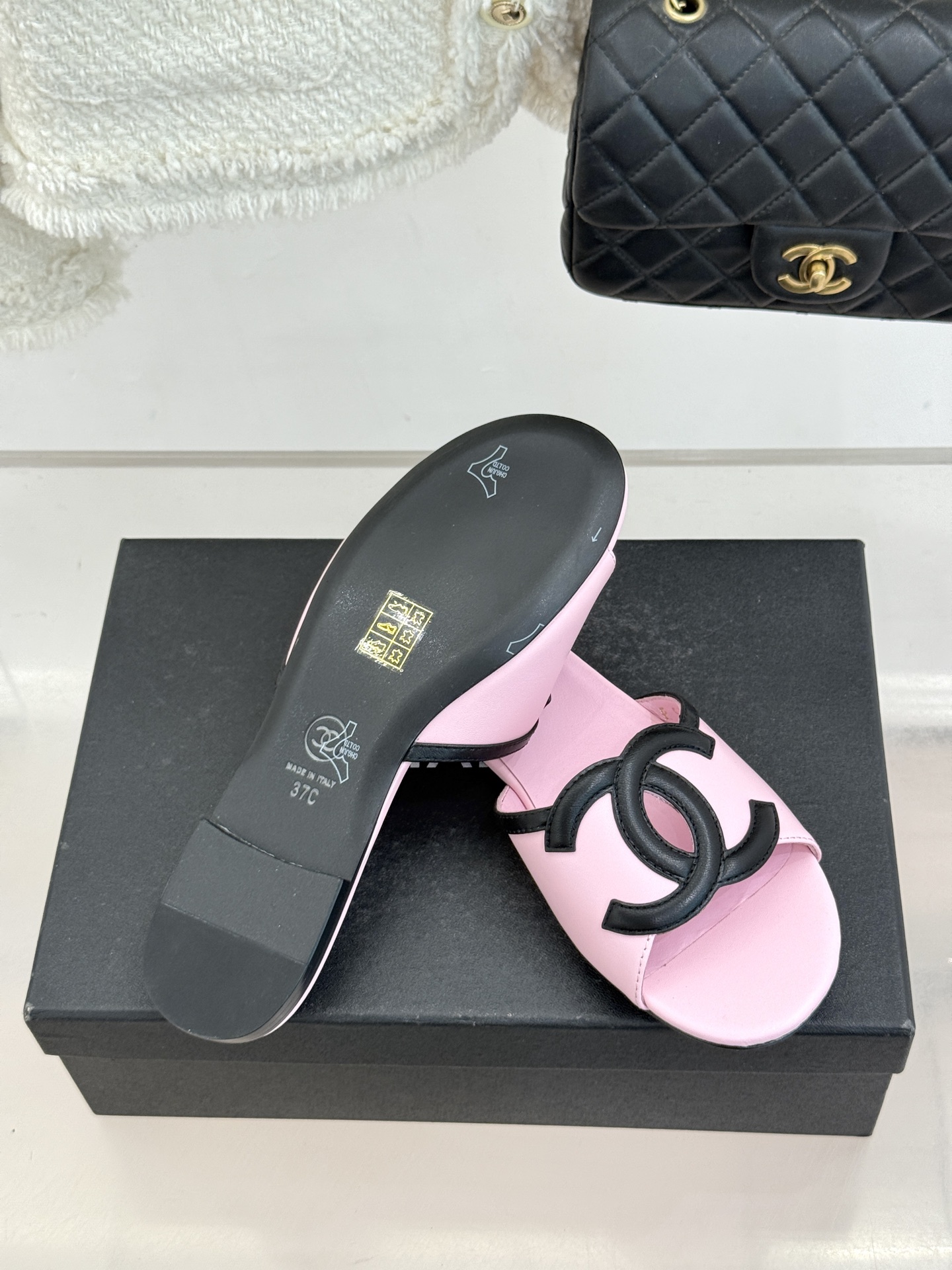 CHANE* ｜小香26S大双C镂空珍珠跟拖鞋以极简轮廓重启法式优雅。标志性大双C镂空设计 利落通透光影