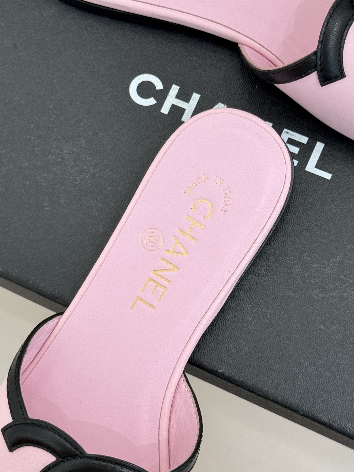 CHANE* ｜小香26S大双C镂空珍珠跟拖鞋以极简轮廓重启法式优雅。标志性大双C镂空设计 利落通透光影