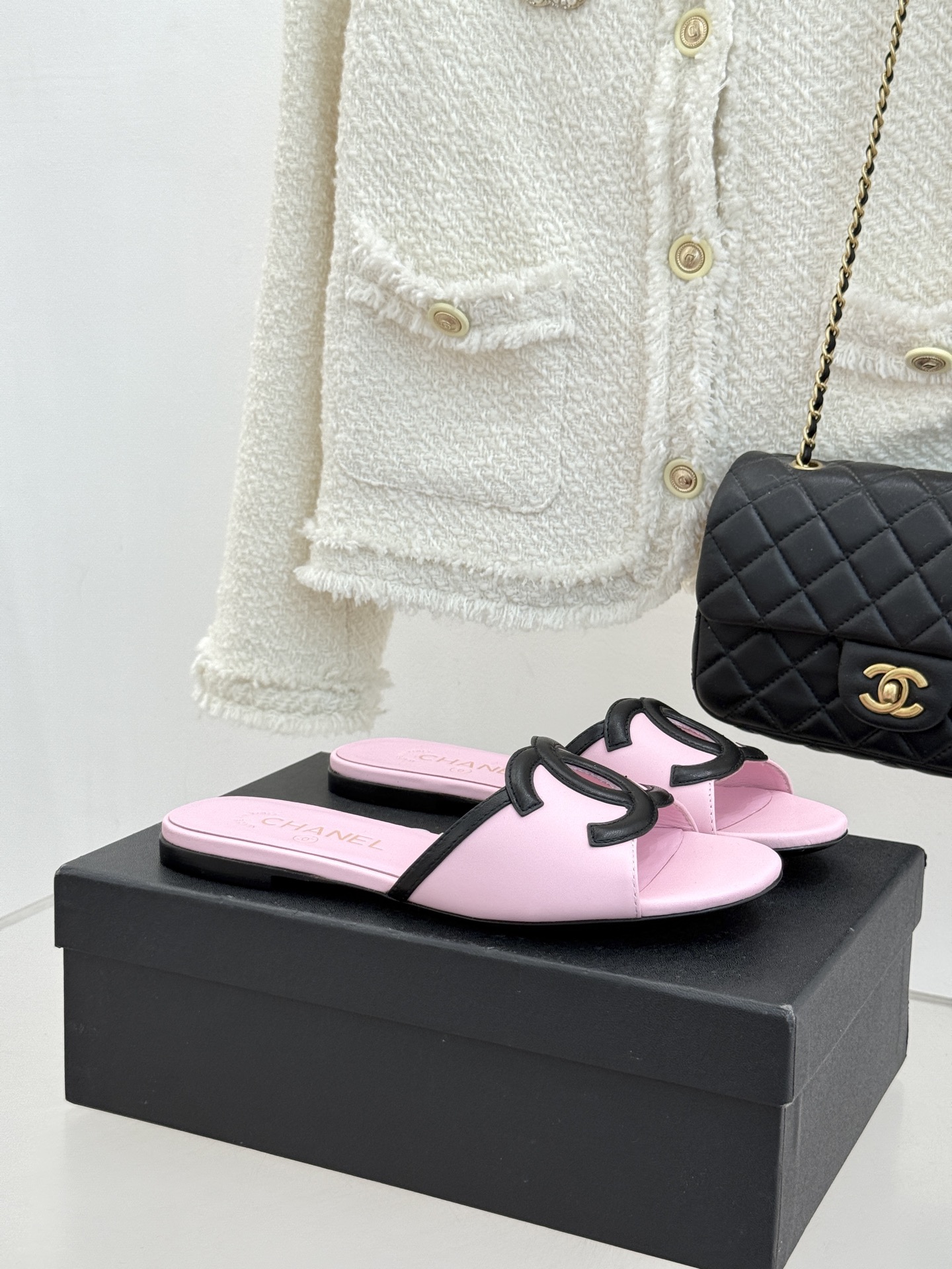 CHANE* ｜小香26S大双C镂空珍珠跟拖鞋以极简轮廓重启法式优雅。标志性大双C镂空设计 利落通透光影