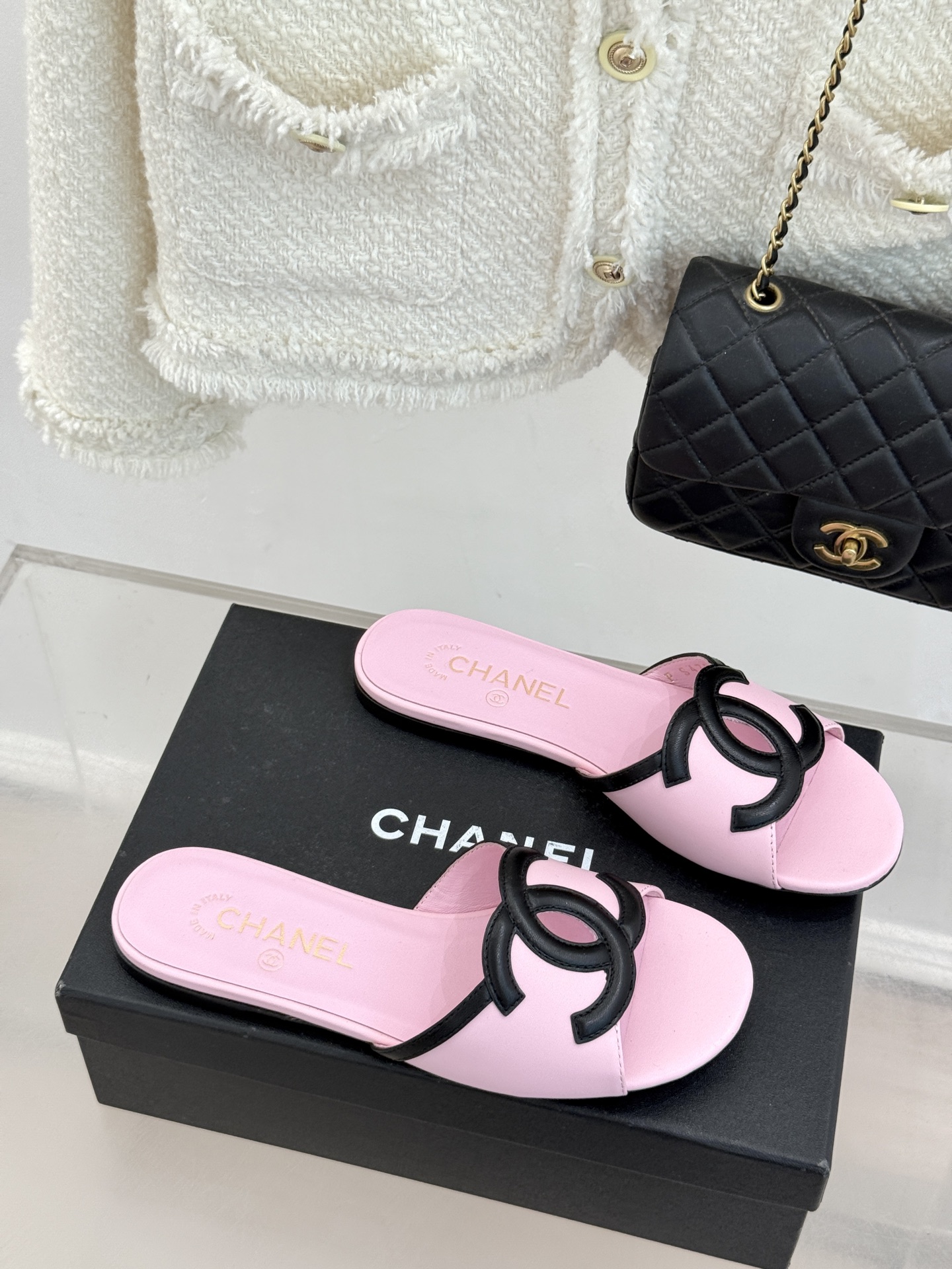 CHANE* ｜小香26S大双C镂空珍珠跟拖鞋以极简轮廓重启法式优雅。标志性大双C镂空设计 利落通透光影