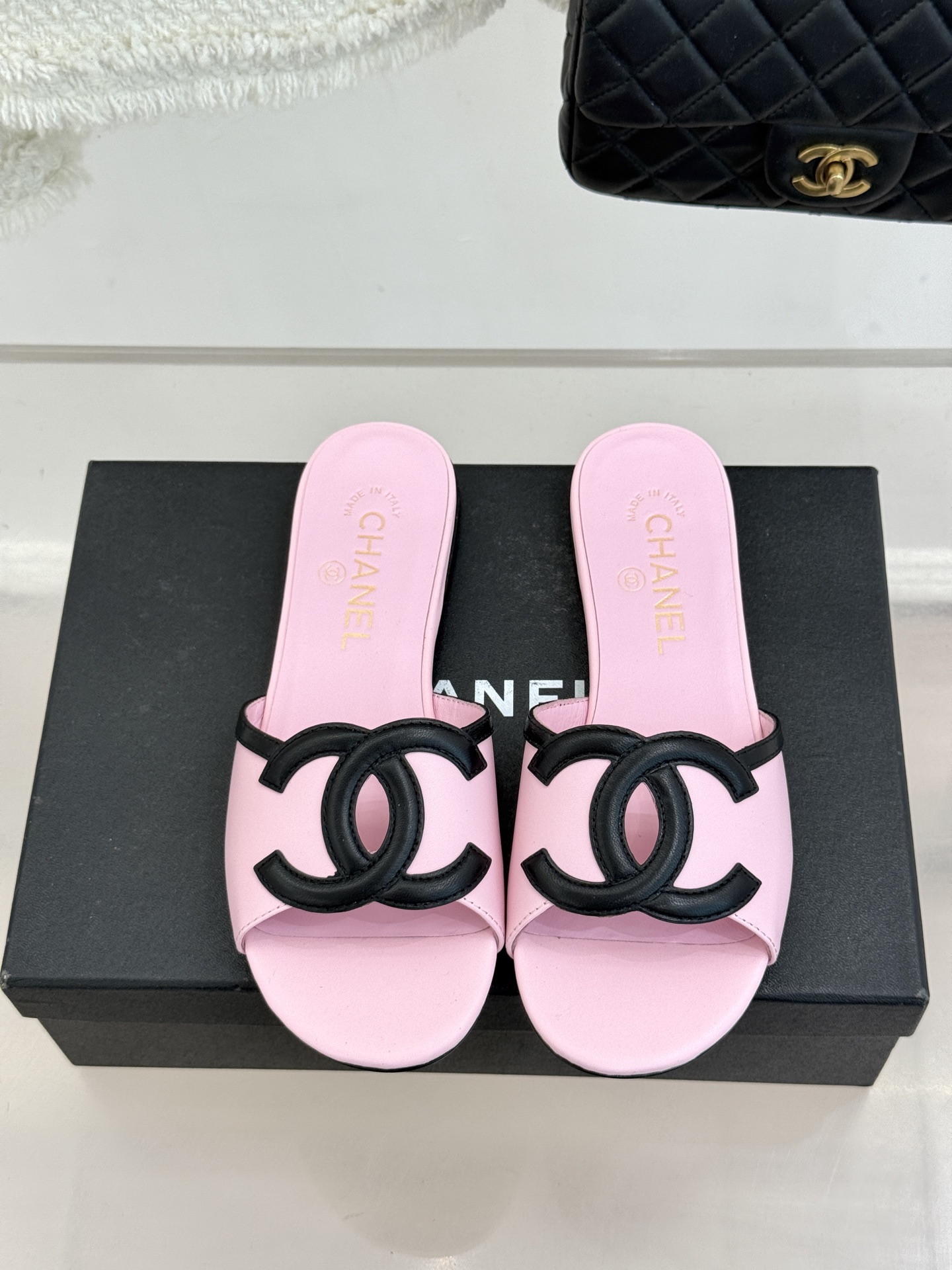 CHANE* ｜小香26S大双C镂空珍珠跟拖鞋以极简轮廓重启法式优雅。标志性大双C镂空设计 利落通透光影