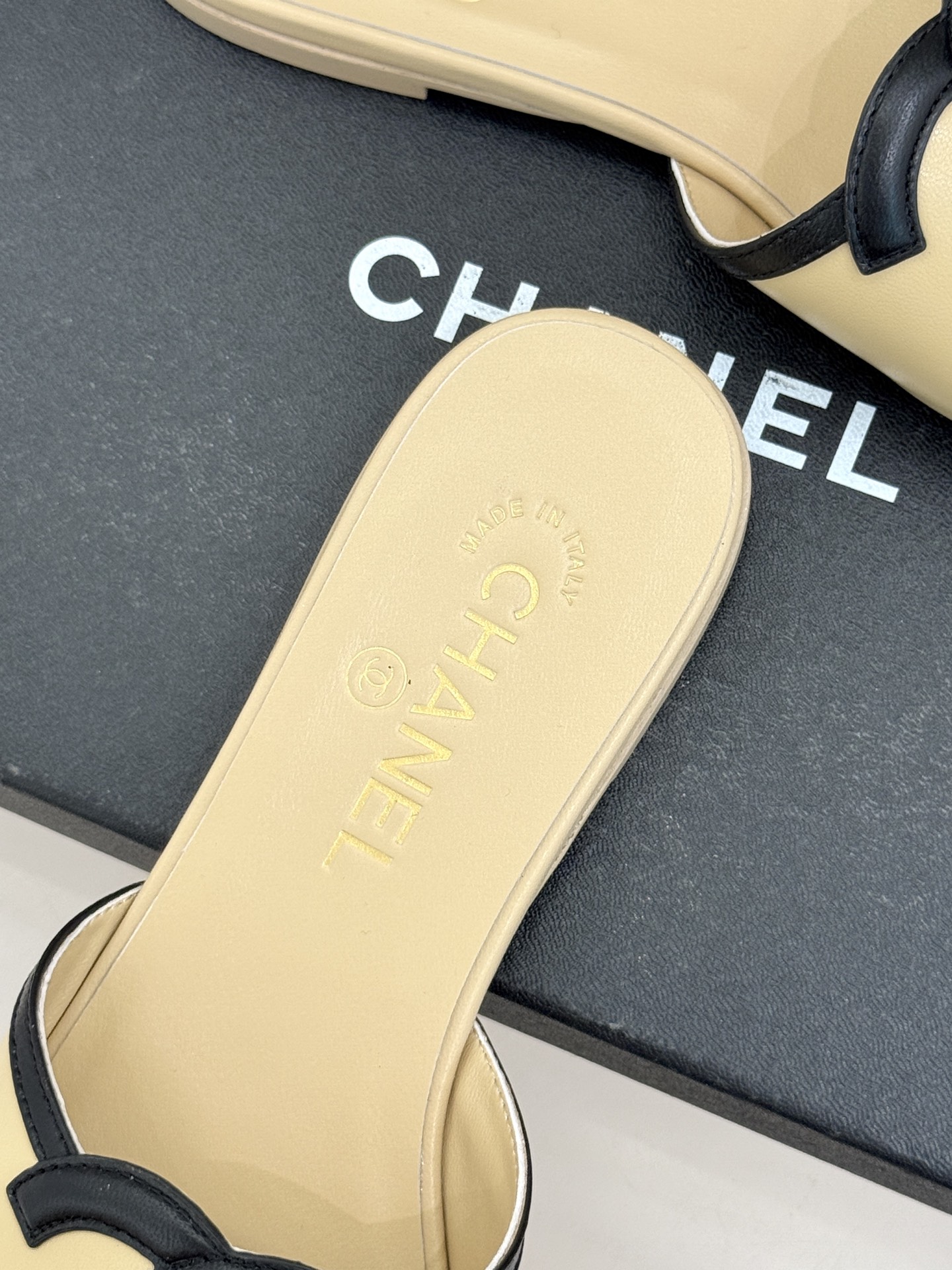 CHANE* ｜小香26S大双C镂空珍珠跟拖鞋以极简轮廓重启法式优雅。标志性大双C镂空设计 利落通透光影