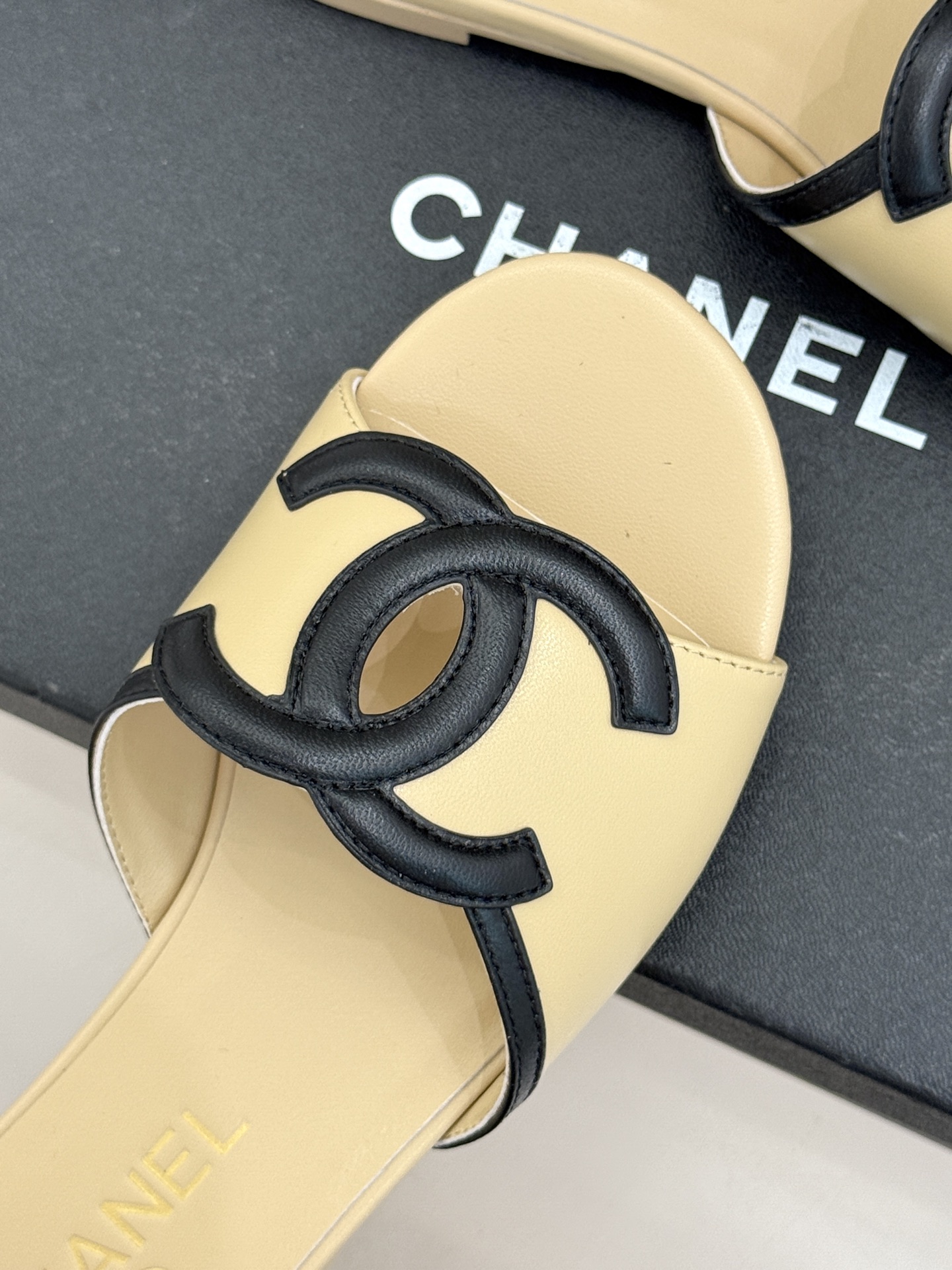 CHANE* ｜小香26S大双C镂空珍珠跟拖鞋以极简轮廓重启法式优雅。标志性大双C镂空设计 利落通透光影