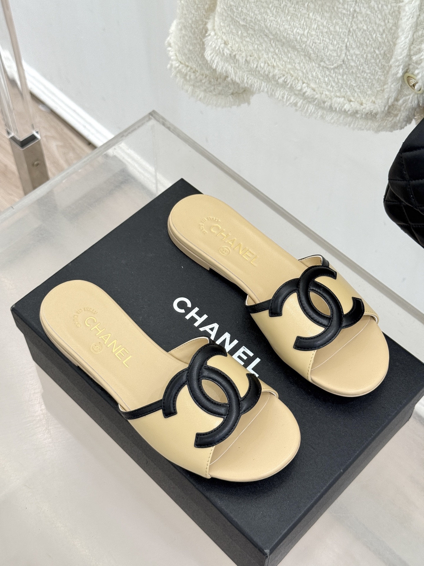 CHANE* ｜小香26S大双C镂空珍珠跟拖鞋以极简轮廓重启法式优雅。标志性大双C镂空设计 利落通透光影