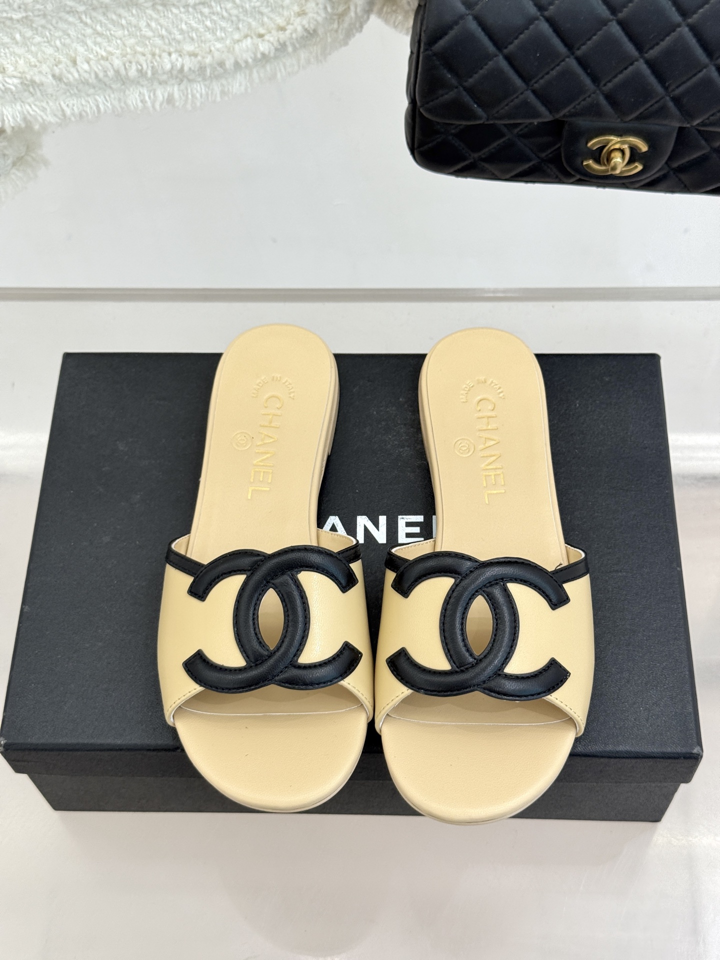 CHANE* ｜小香26S大双C镂空珍珠跟拖鞋以极简轮廓重启法式优雅。标志性大双C镂空设计 利落通透光影