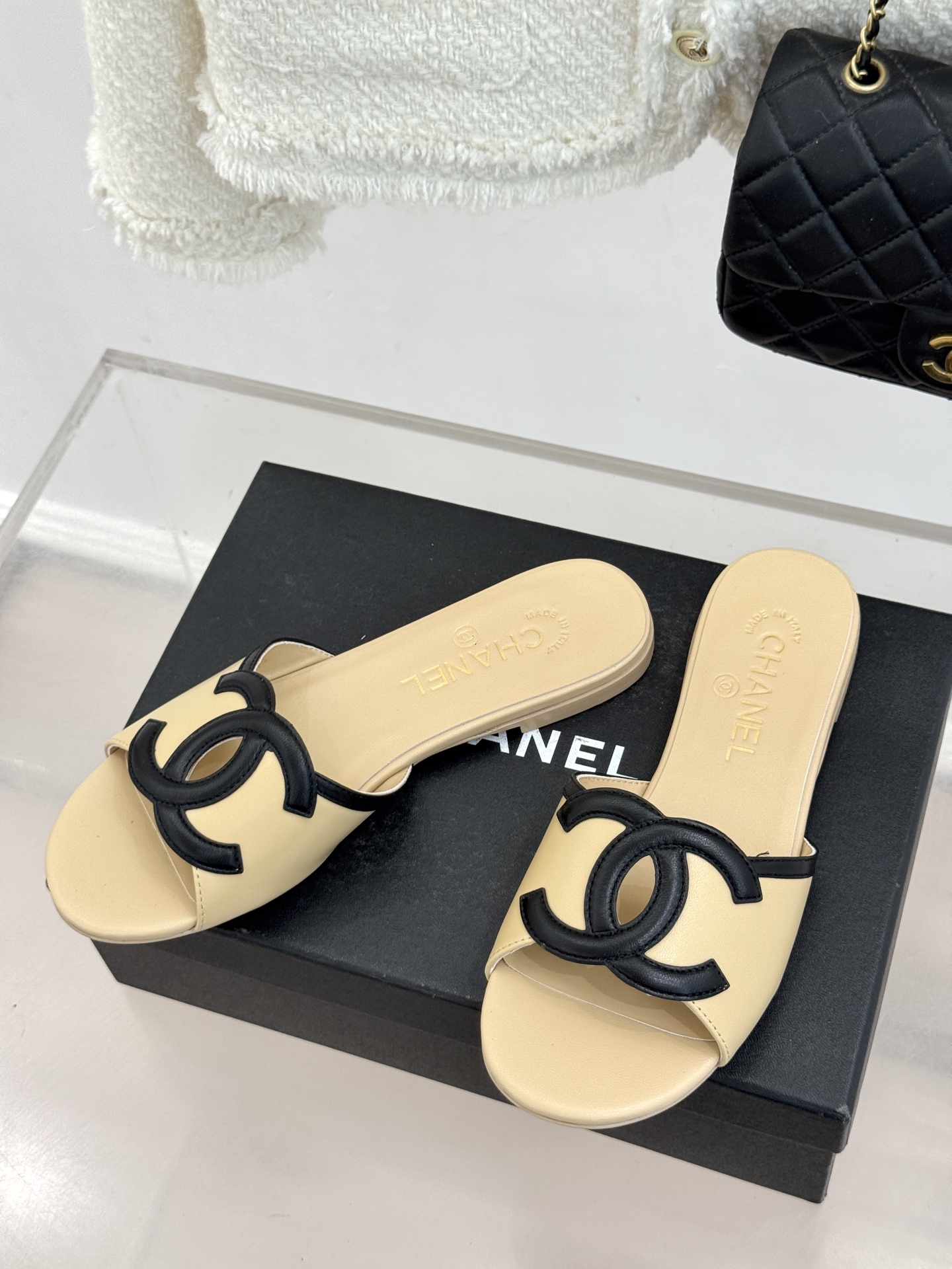 CHANE* ｜小香26S大双C镂空珍珠跟拖鞋以极简轮廓重启法式优雅。标志性大双C镂空设计 利落通透光影