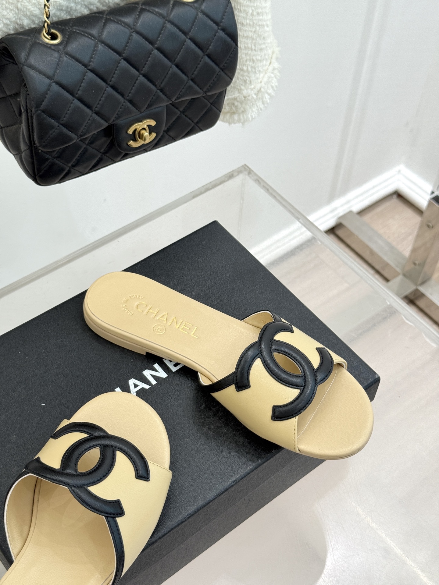 CHANE* ｜小香26S大双C镂空珍珠跟拖鞋以极简轮廓重启法式优雅。标志性大双C镂空设计 利落通透光影