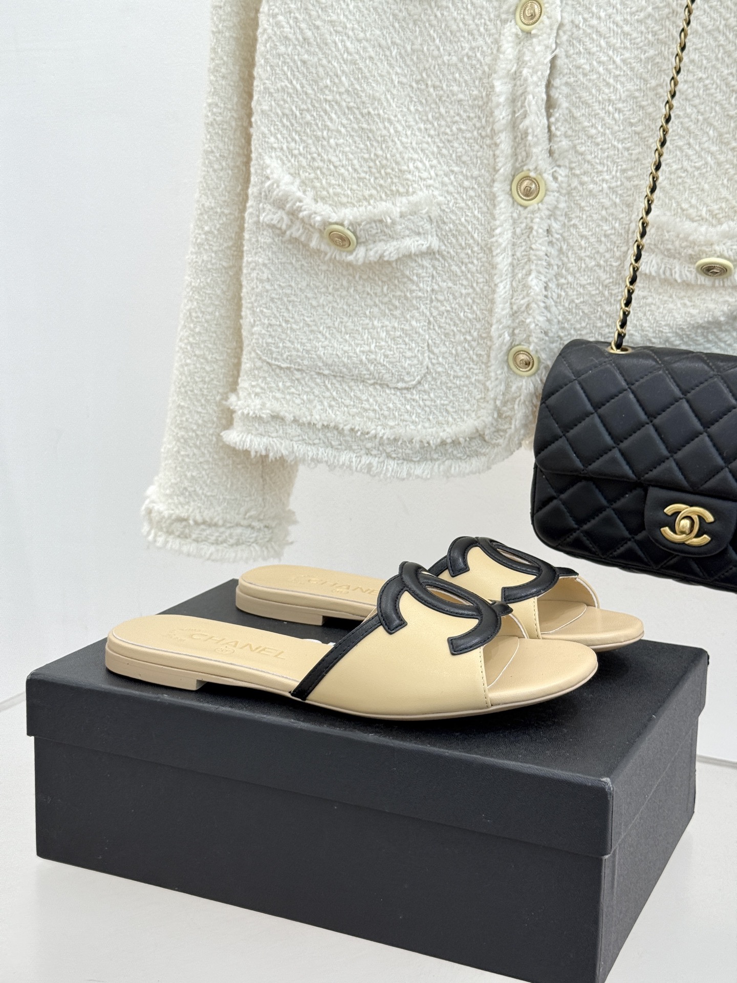 CHANE* ｜小香26S大双C镂空珍珠跟拖鞋以极简轮廓重启法式优雅。标志性大双C镂空设计 利落通透光影