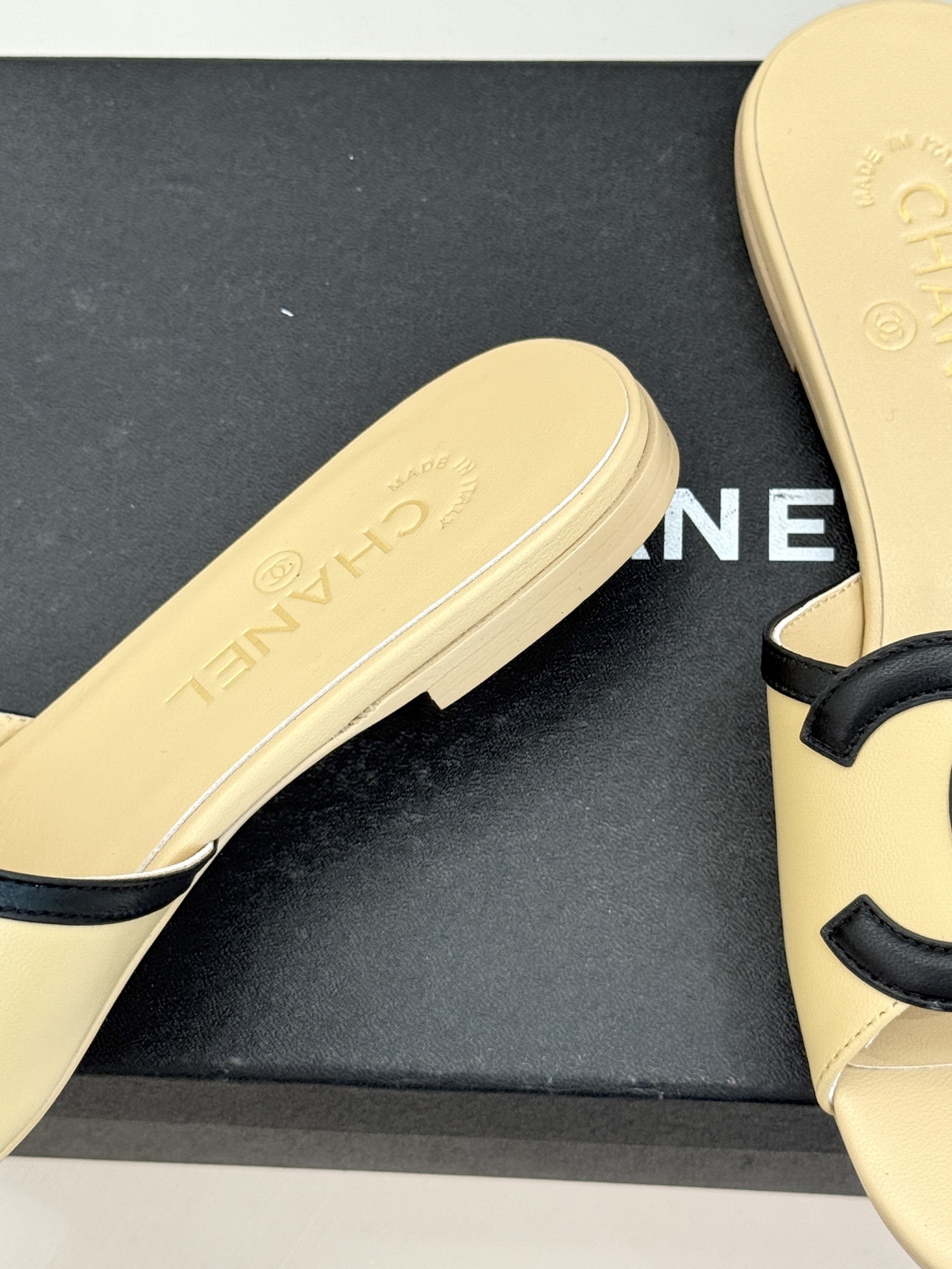 CHANE* ｜小香26S大双C镂空珍珠跟拖鞋以极简轮廓重启法式优雅。标志性大双C镂空设计 利落通透光影