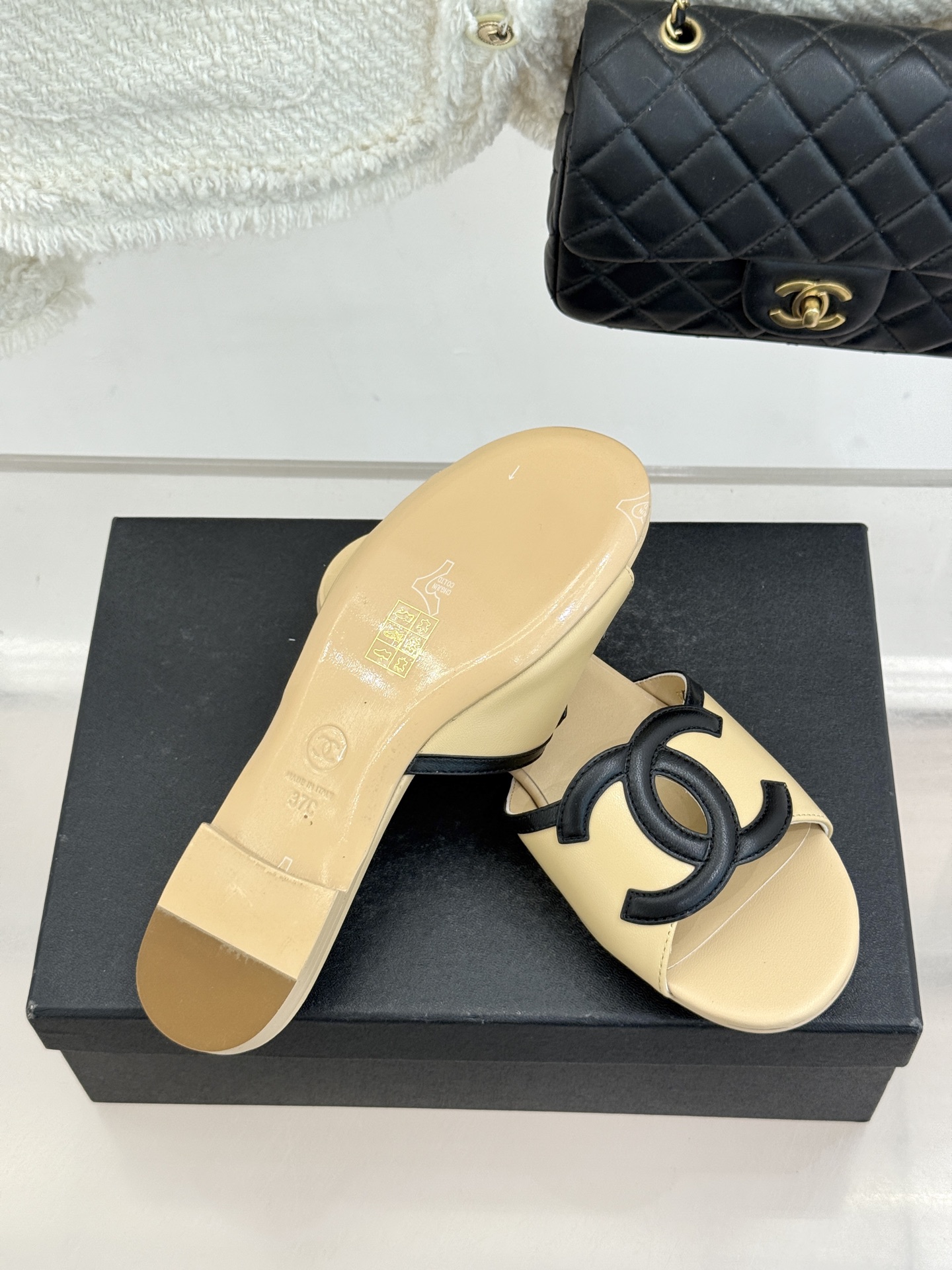 CHANE* ｜小香26S大双C镂空珍珠跟拖鞋以极简轮廓重启法式优雅。标志性大双C镂空设计 利落通透光影