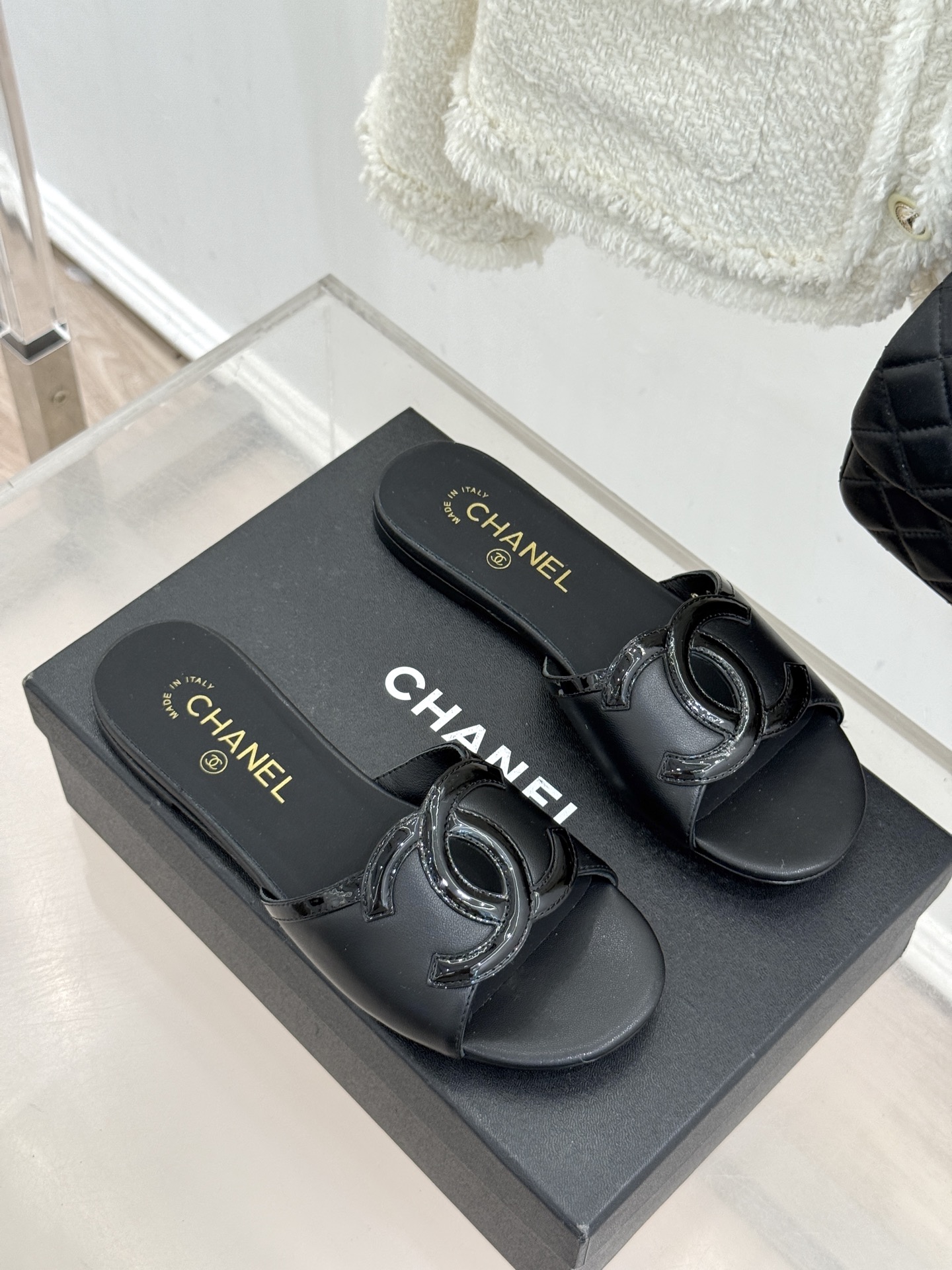 CHANE* ｜小香26S大双C镂空珍珠跟拖鞋以极简轮廓重启法式优雅。标志性大双C镂空设计 利落通透光影