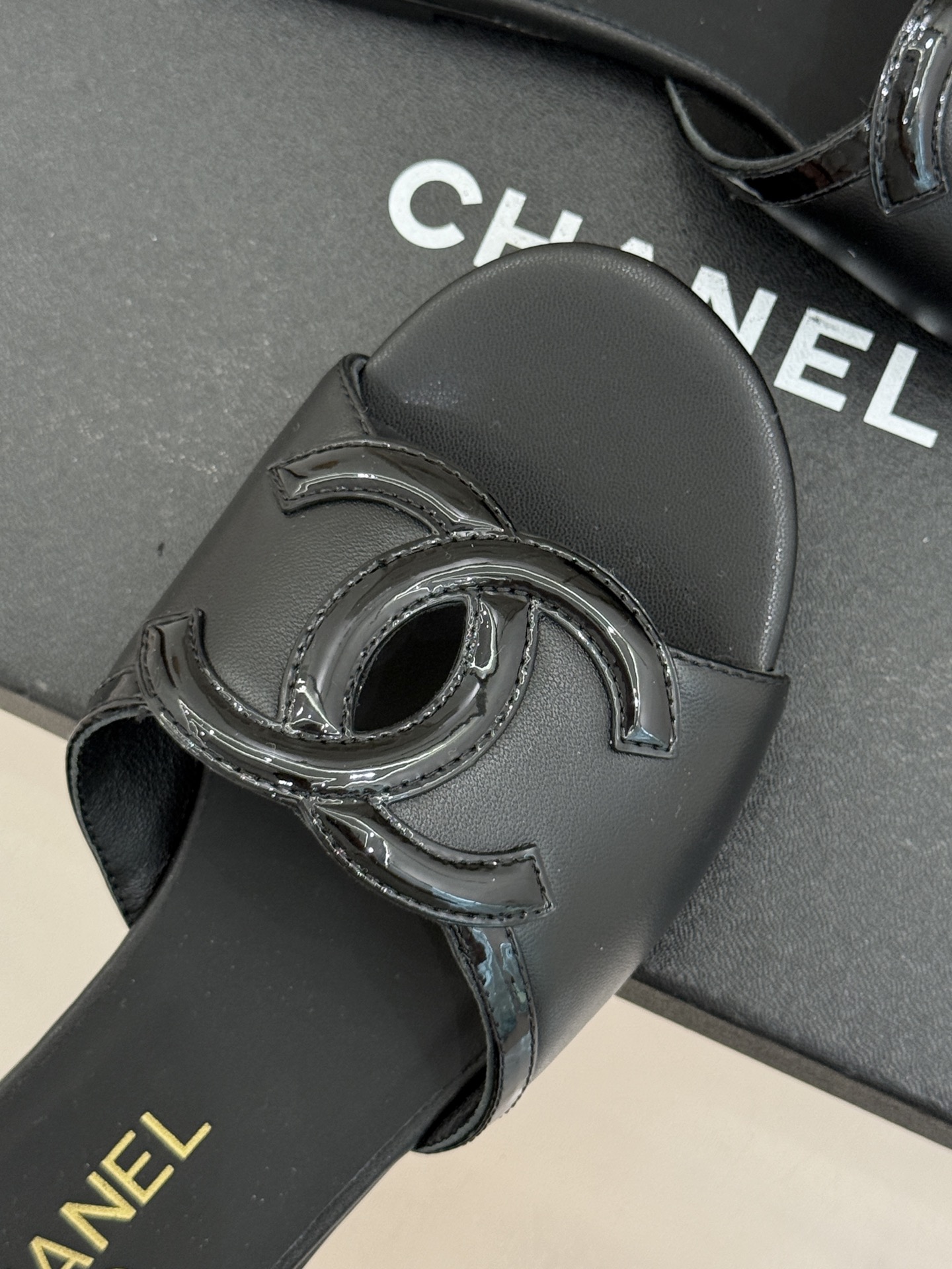 CHANE* ｜小香26S大双C镂空珍珠跟拖鞋以极简轮廓重启法式优雅。标志性大双C镂空设计 利落通透光影