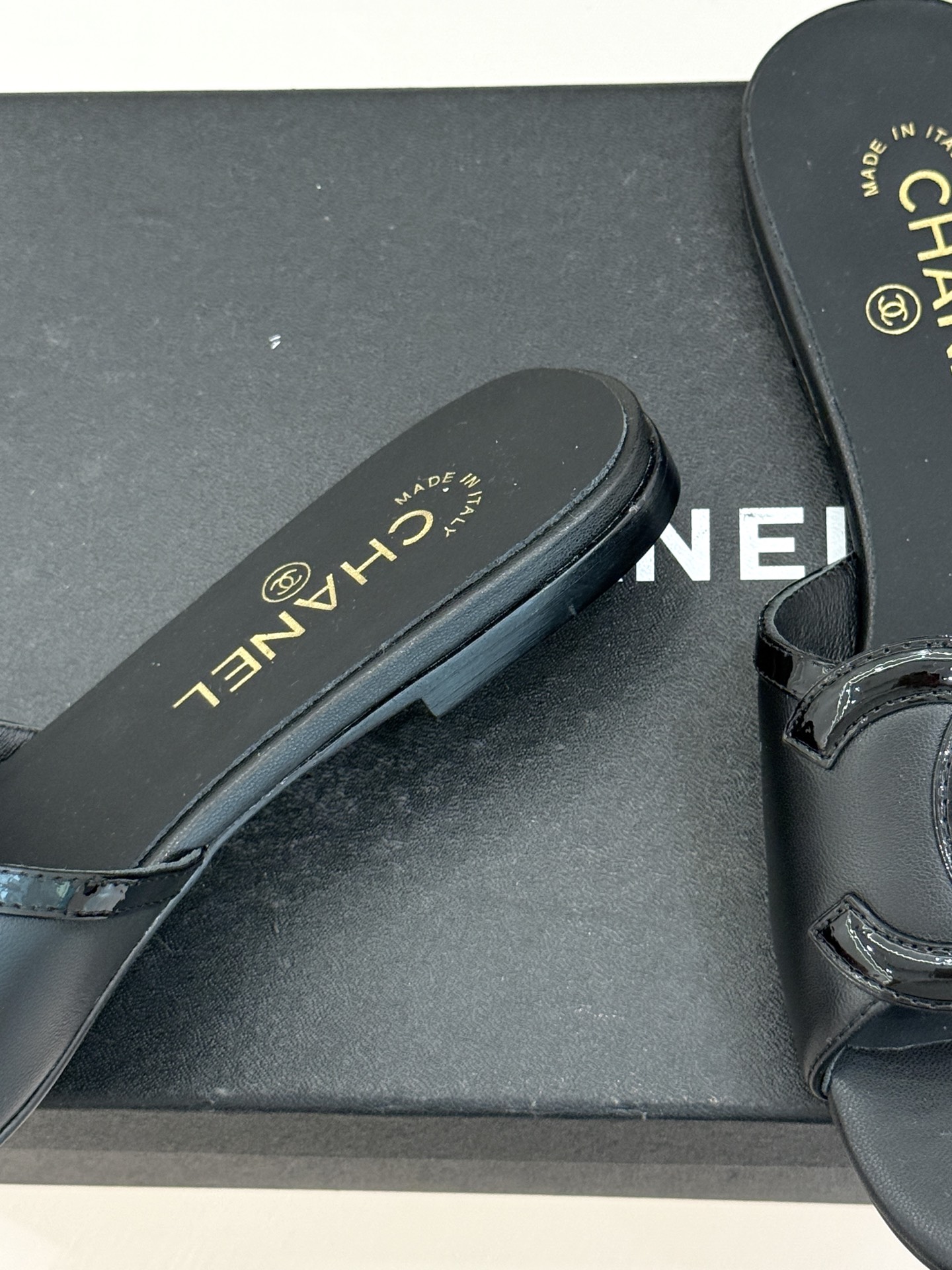 CHANE* ｜小香26S大双C镂空珍珠跟拖鞋以极简轮廓重启法式优雅。标志性大双C镂空设计 利落通透光影